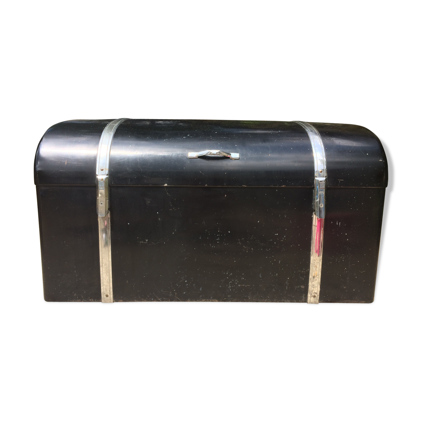 Old car back trunk most certainly from the 1930s