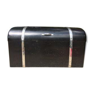 Old car back trunk most certainly from the 1930s
