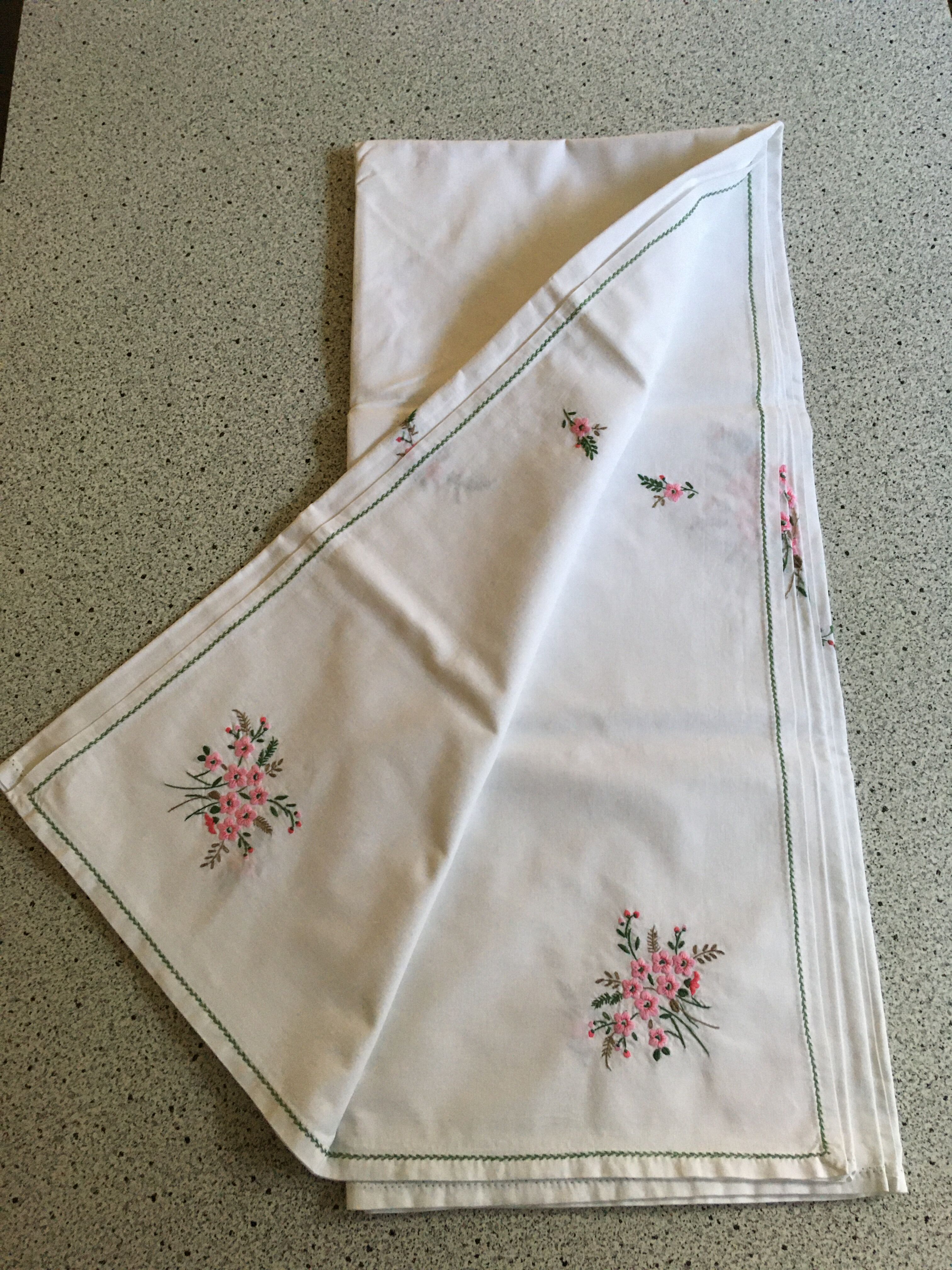 Nappe 145 x 245 brodée fleurs et 12 serviettes