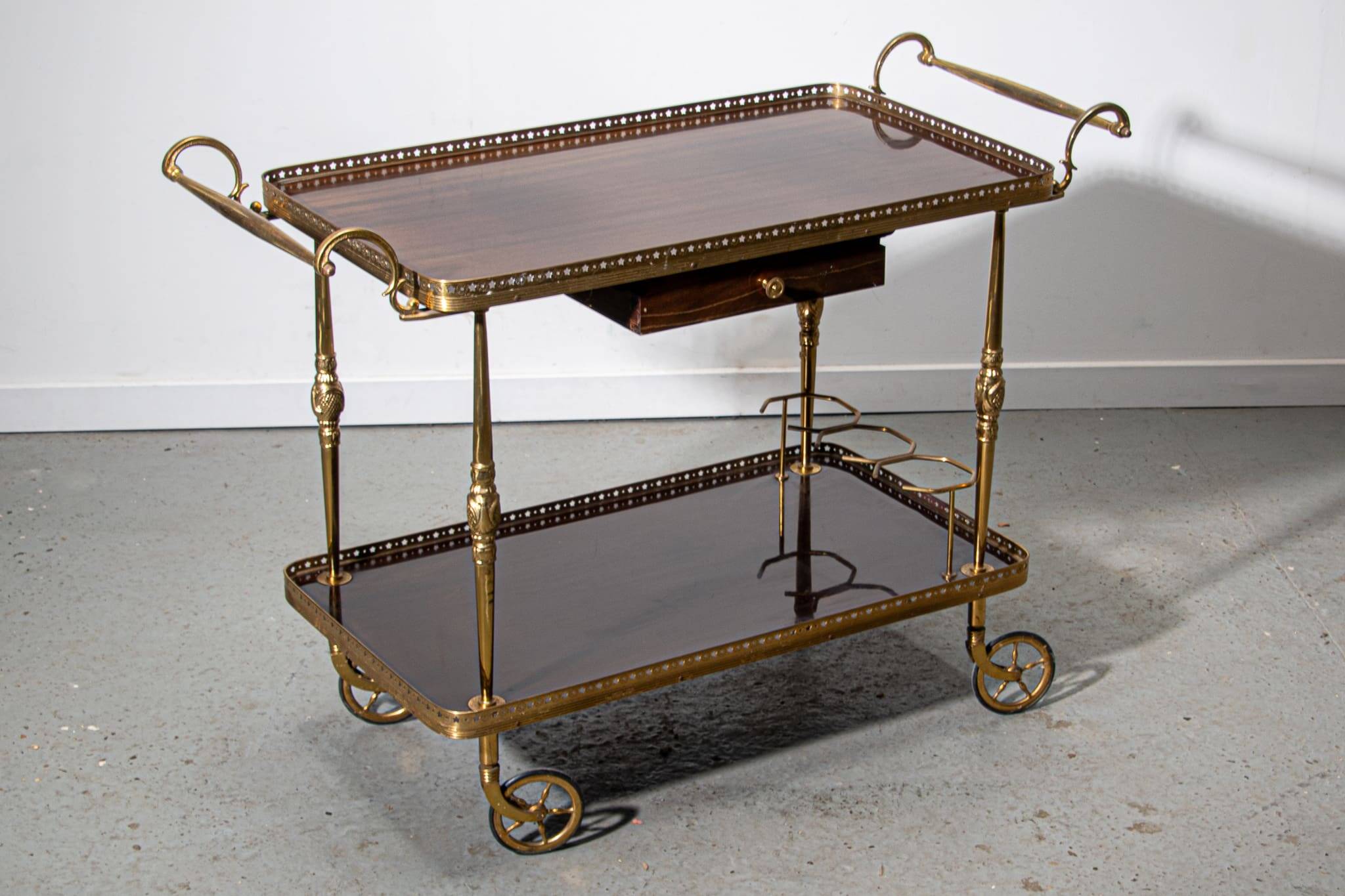 Desserte en acajou et laiton vers 1950