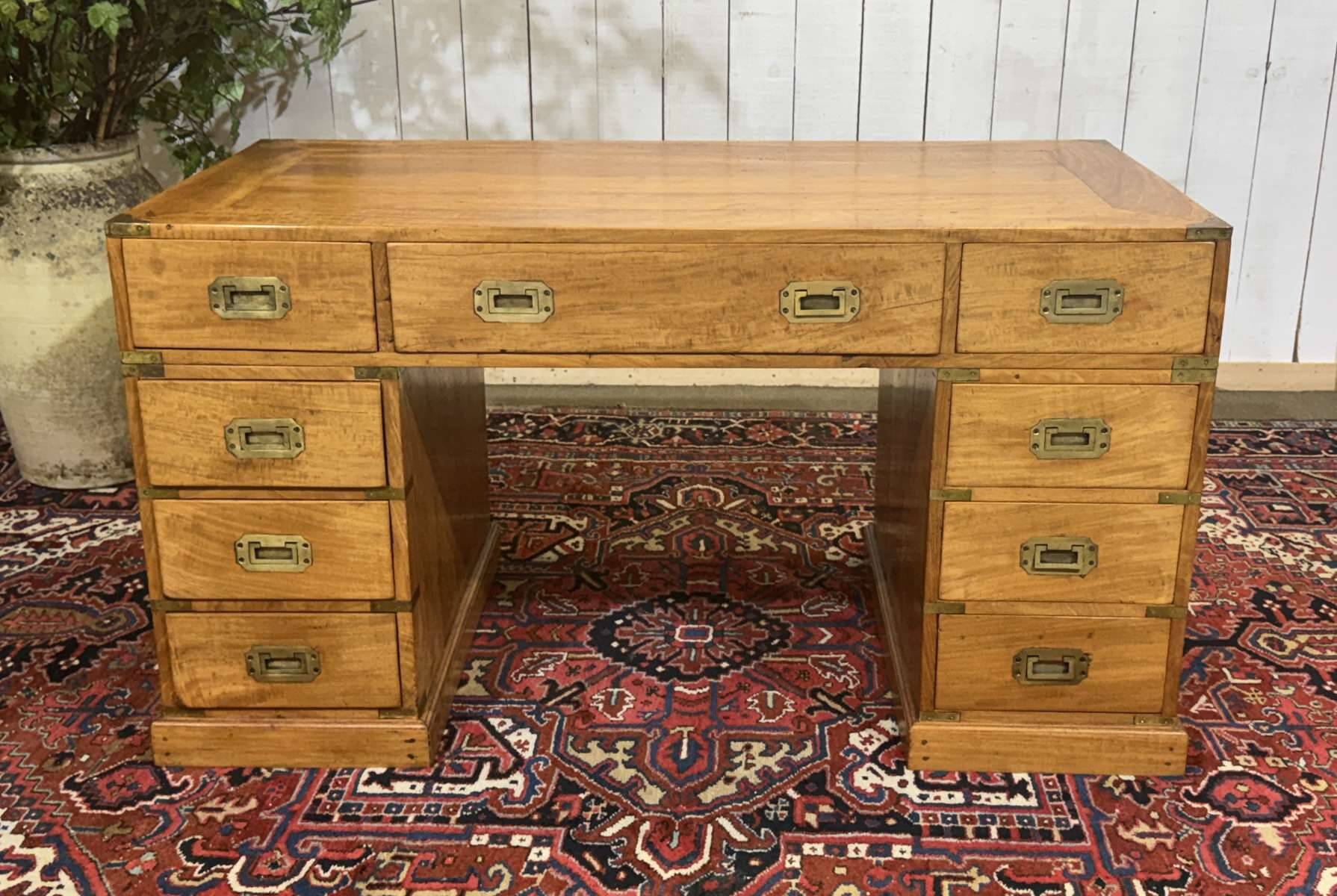 Bureau plat de style marine en acajou blond