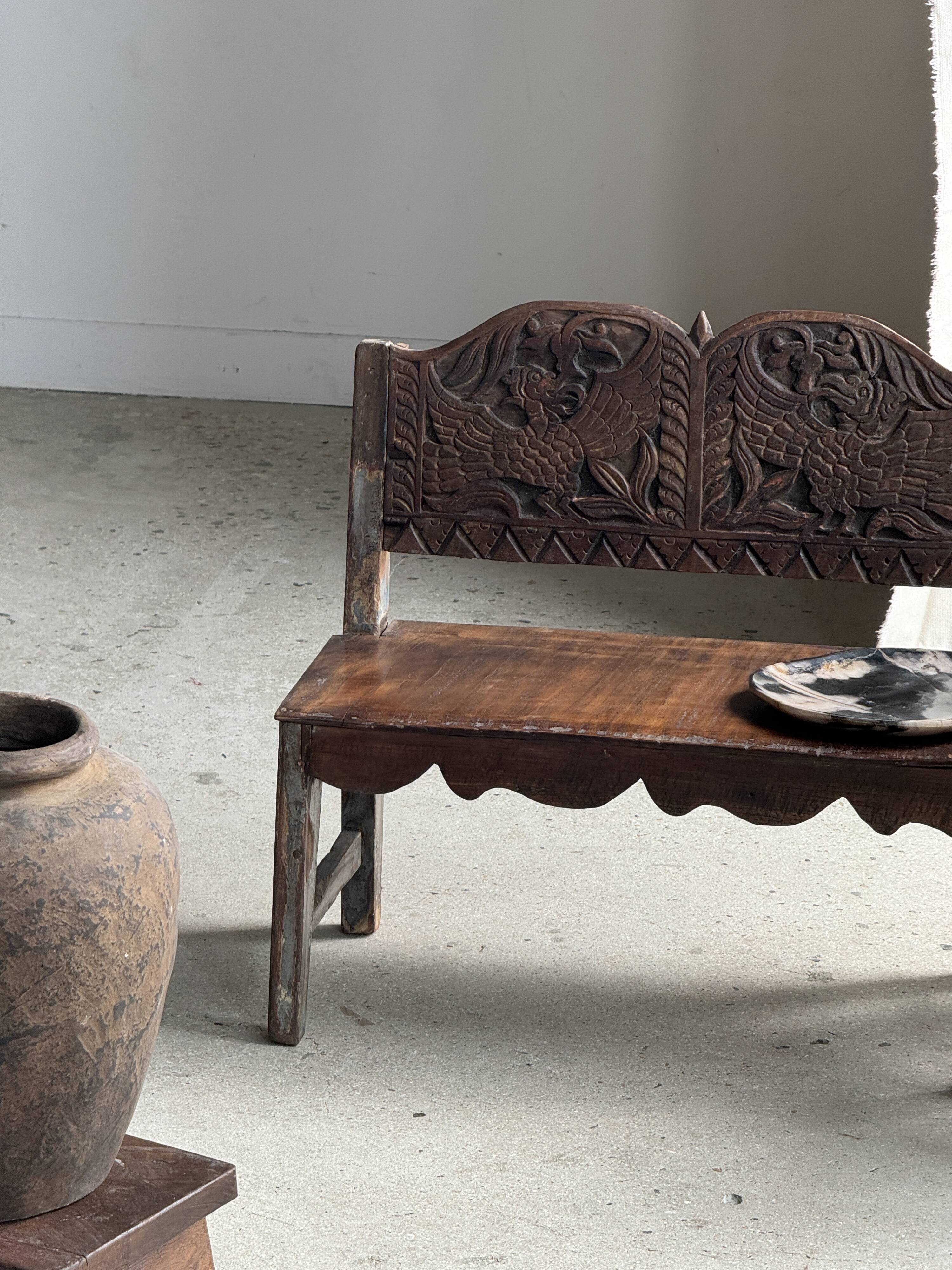 Mini banc à dossier sculpté à motif d'oiseaux stylisés H58 L61