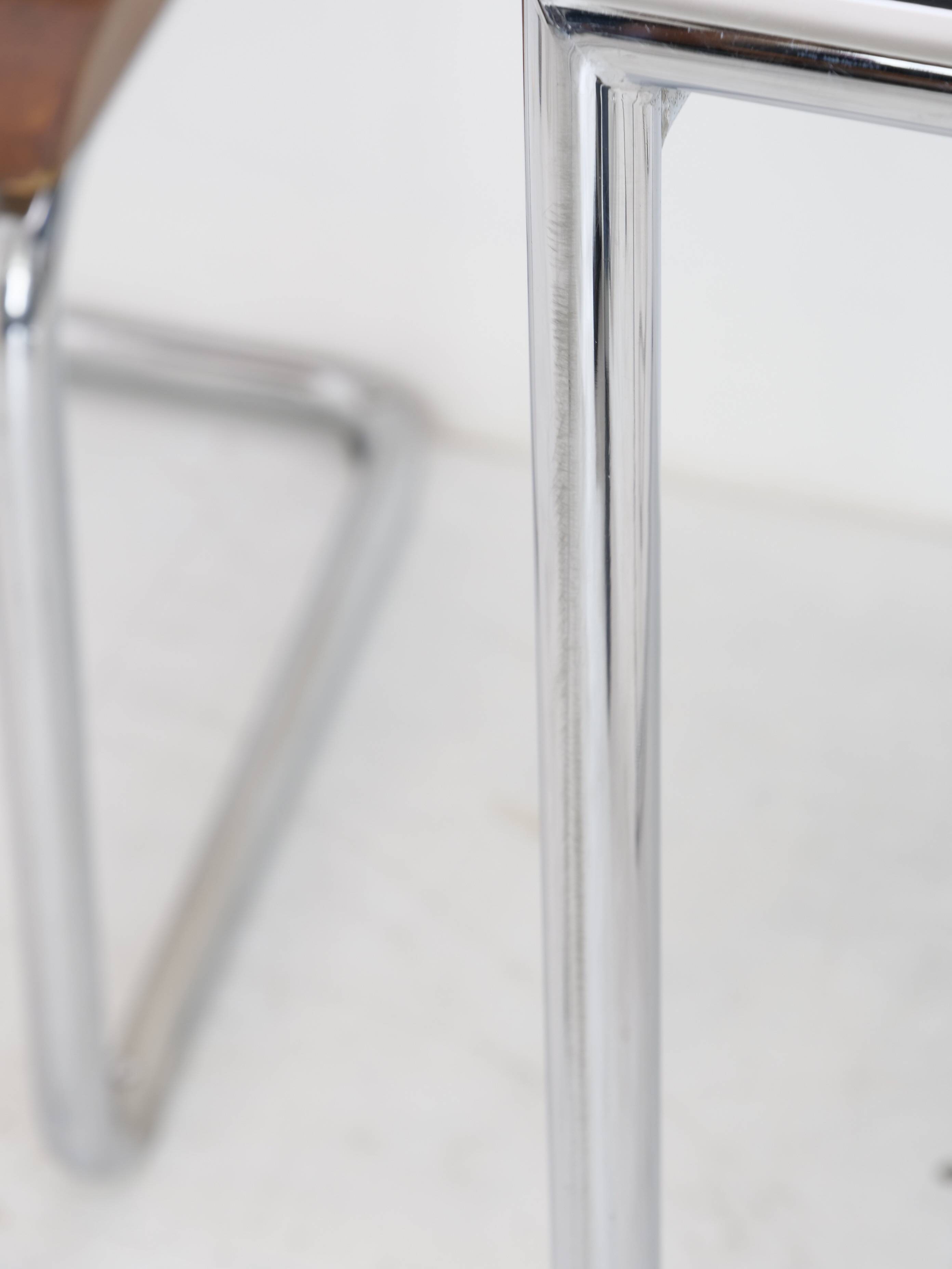 Bauhaus design table model Jean by Eileen Gray