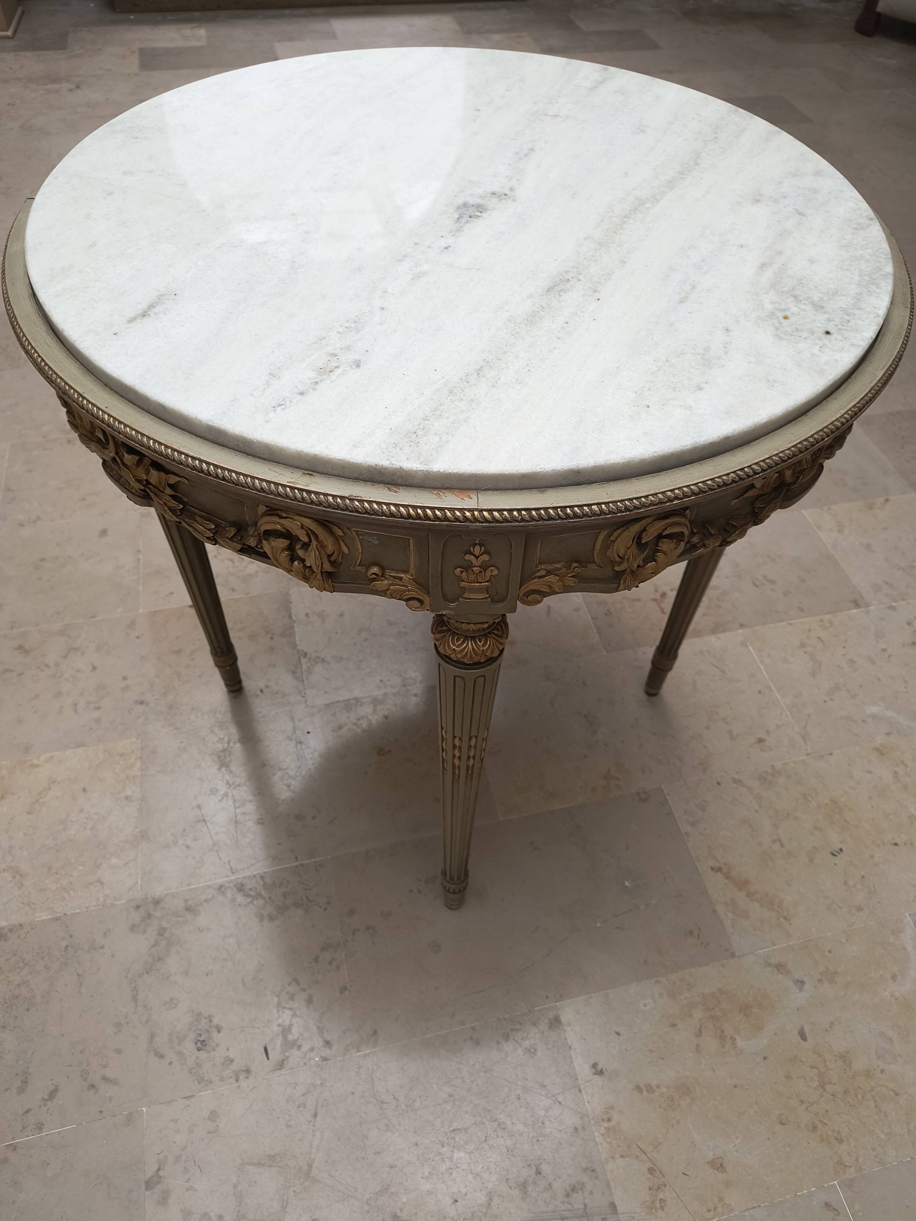 Louis XVI table with carved wood and Carrara marble.