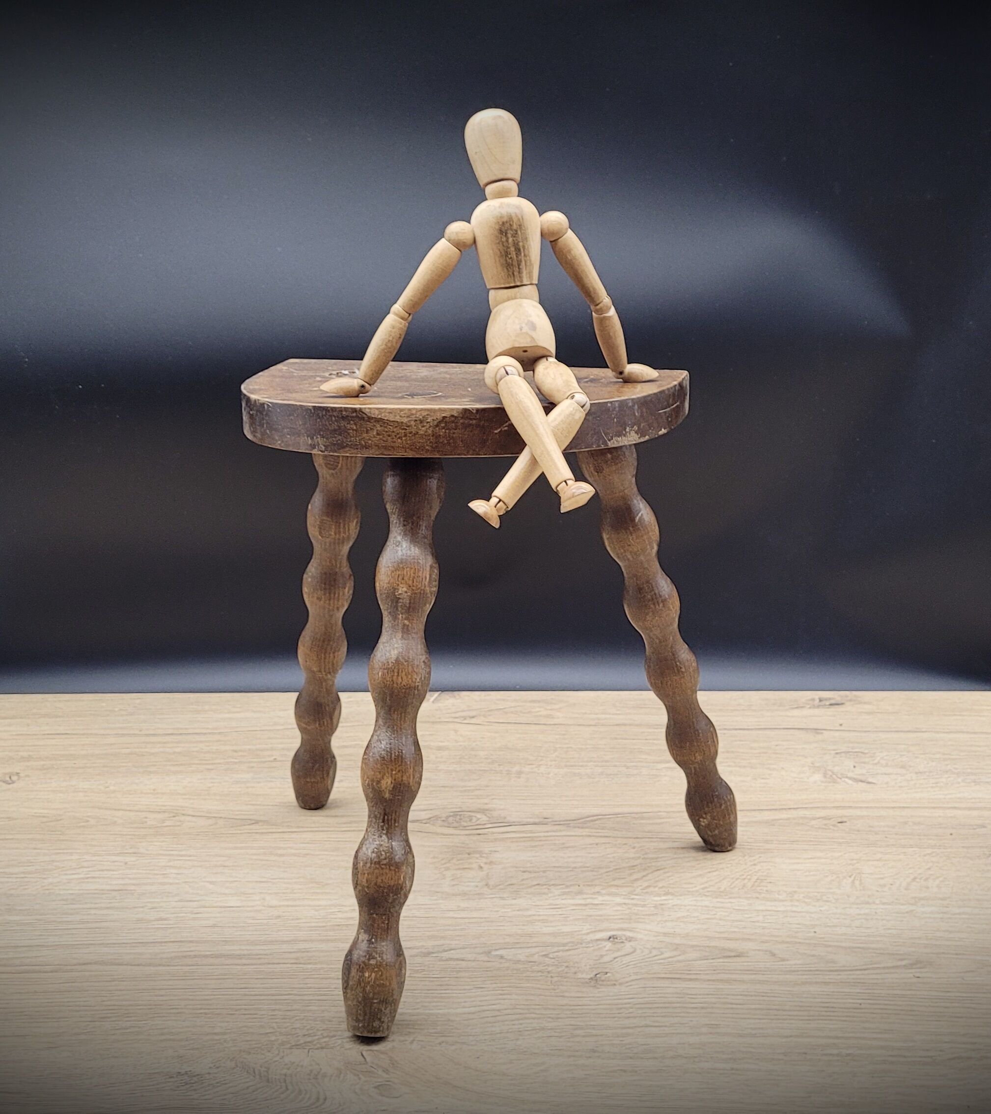 Half-round tripod stool feet balls