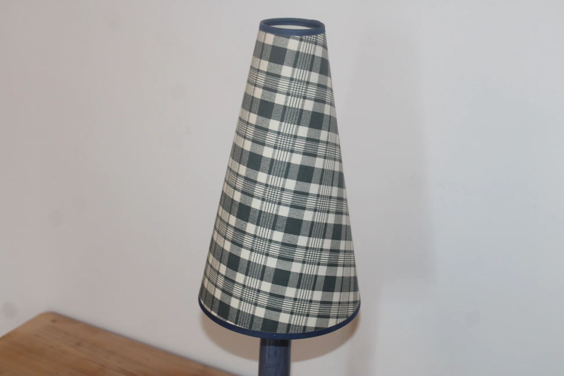 Vintage table lamp in bluish grey ceramic – Conical lampshade in Scottish tartan – 1970s/80s