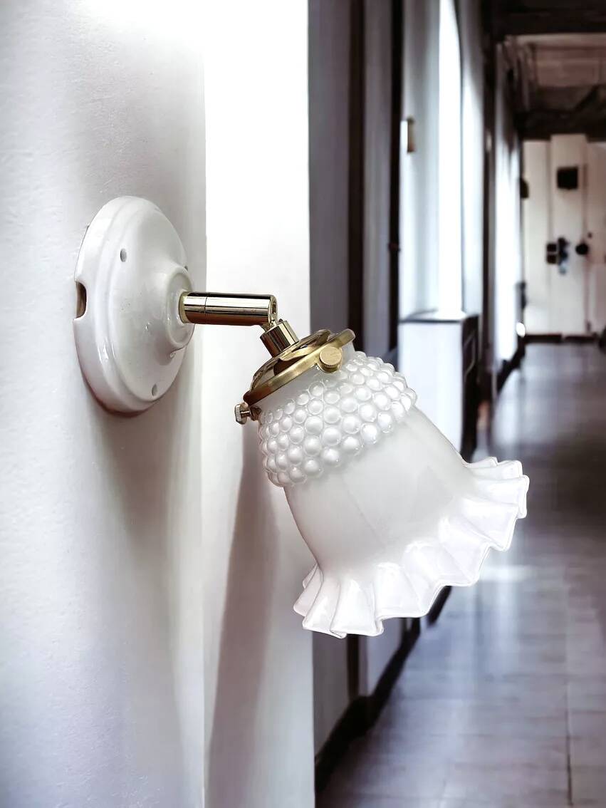 Applique murale en opaline blanche