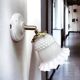 Applique murale en opaline blanche