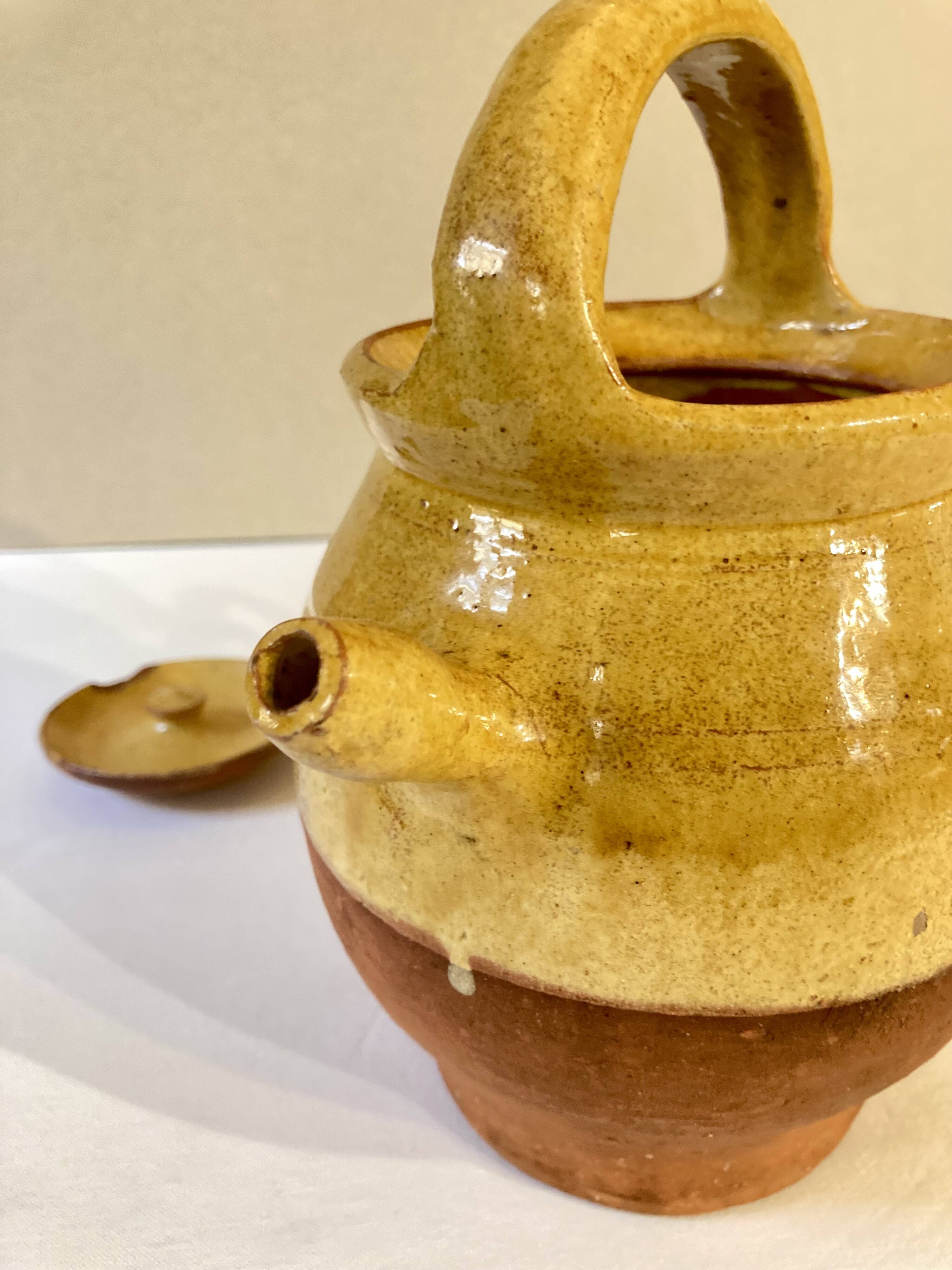 Cruche ou chevrette en grès vernissé jaune