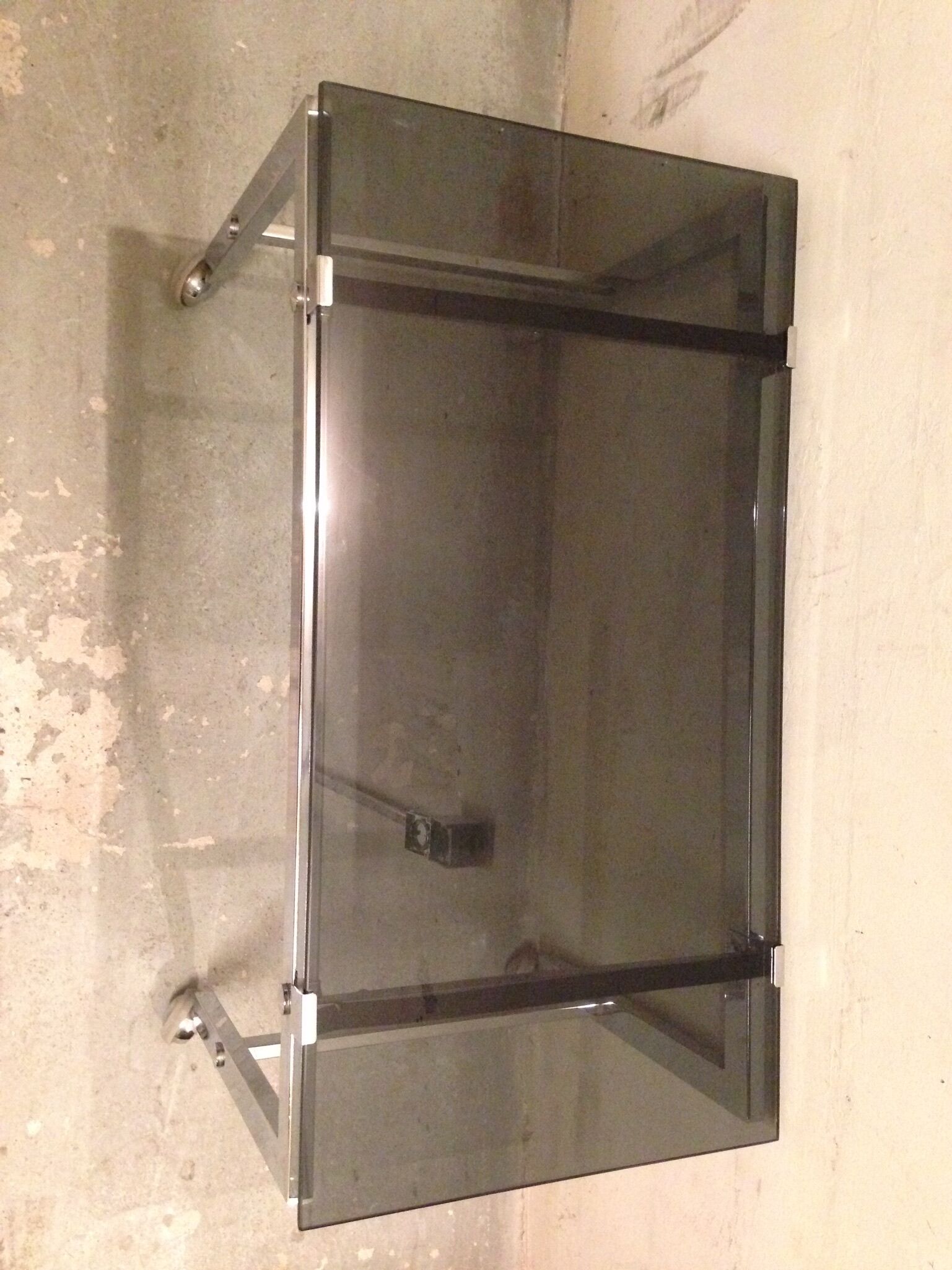 Table basse sur roulette 1970 chrome et verre fumé