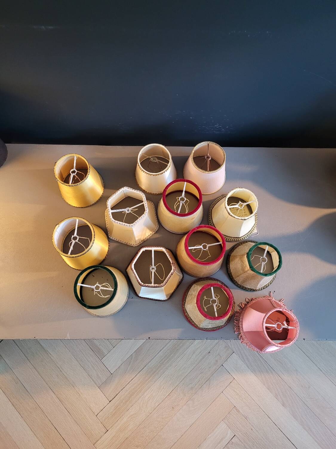 Lot de 13 abat-jour à pince anciens