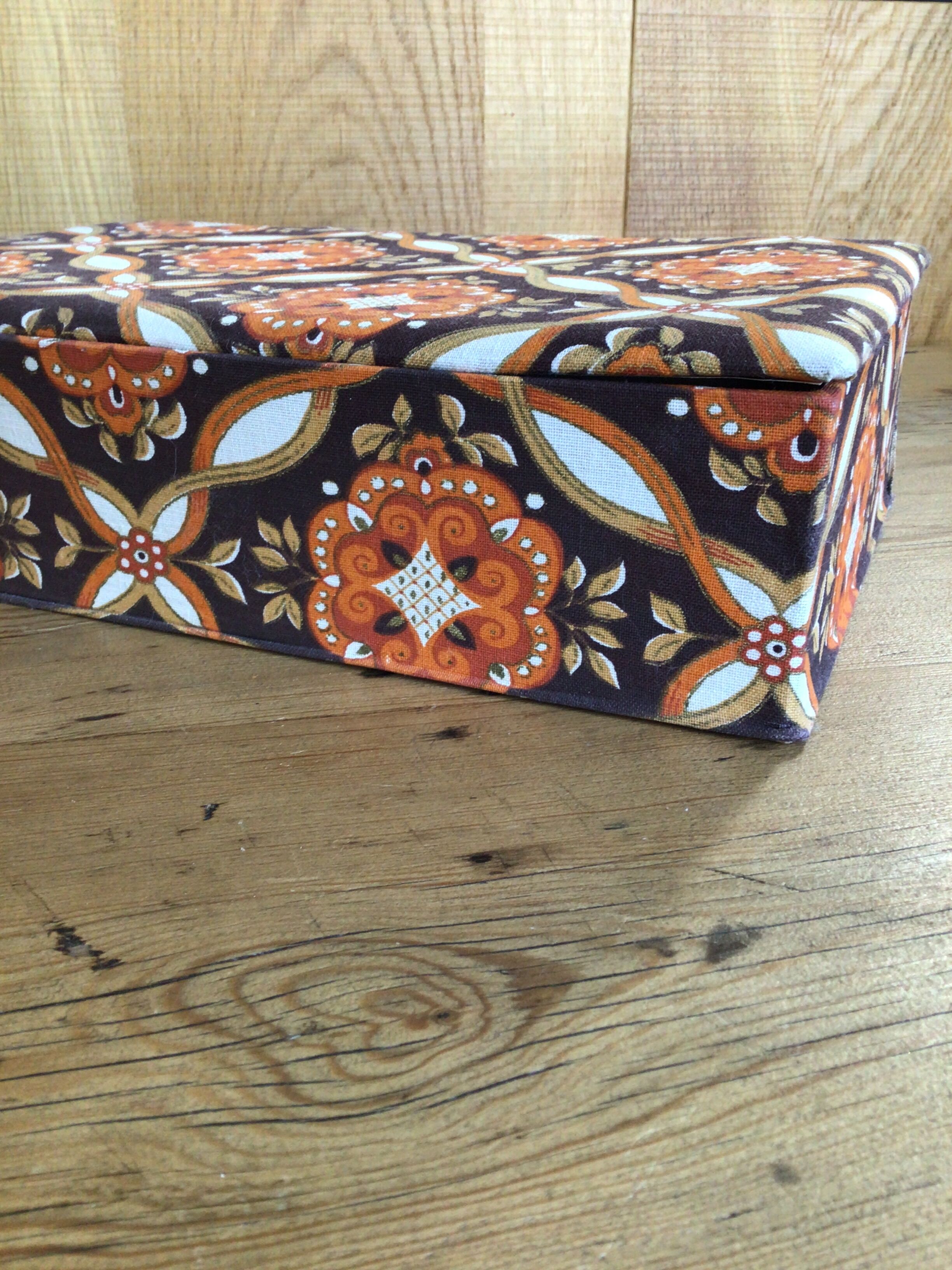 Boîte à couture vintage en carton et tissu