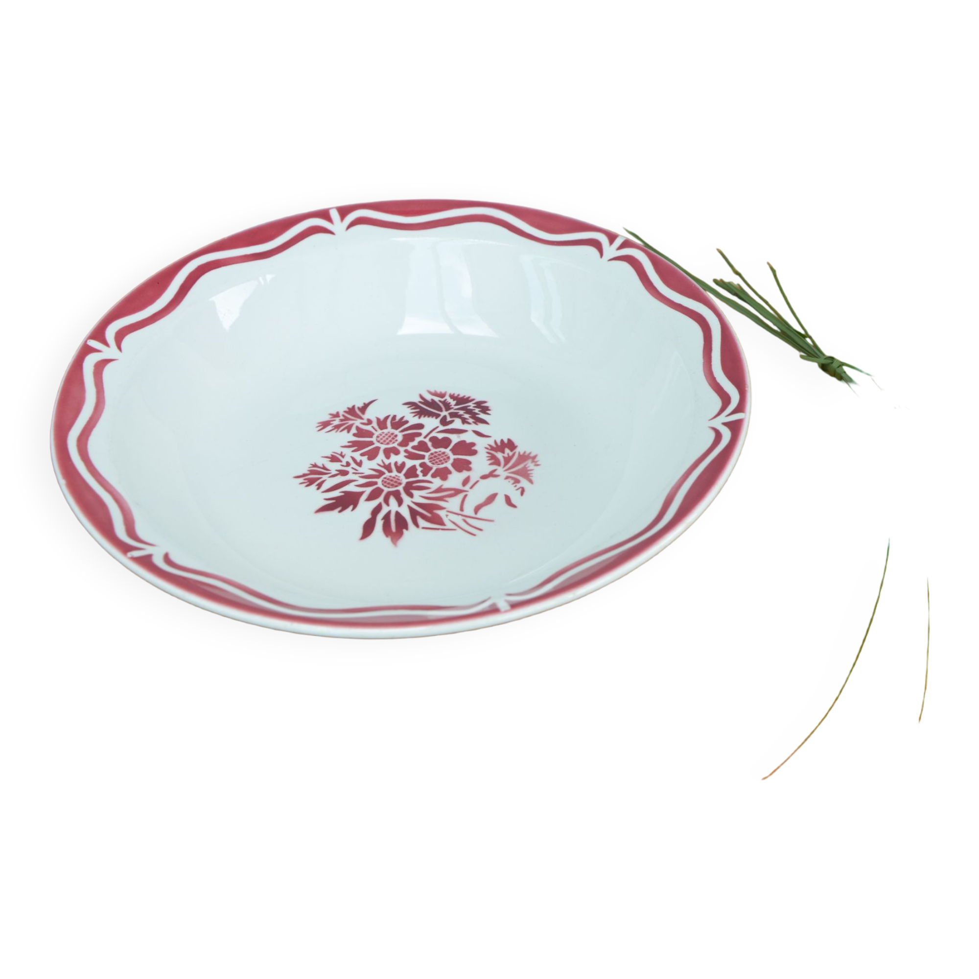 Sarregemines hollow serving dish from the Champêtre collection