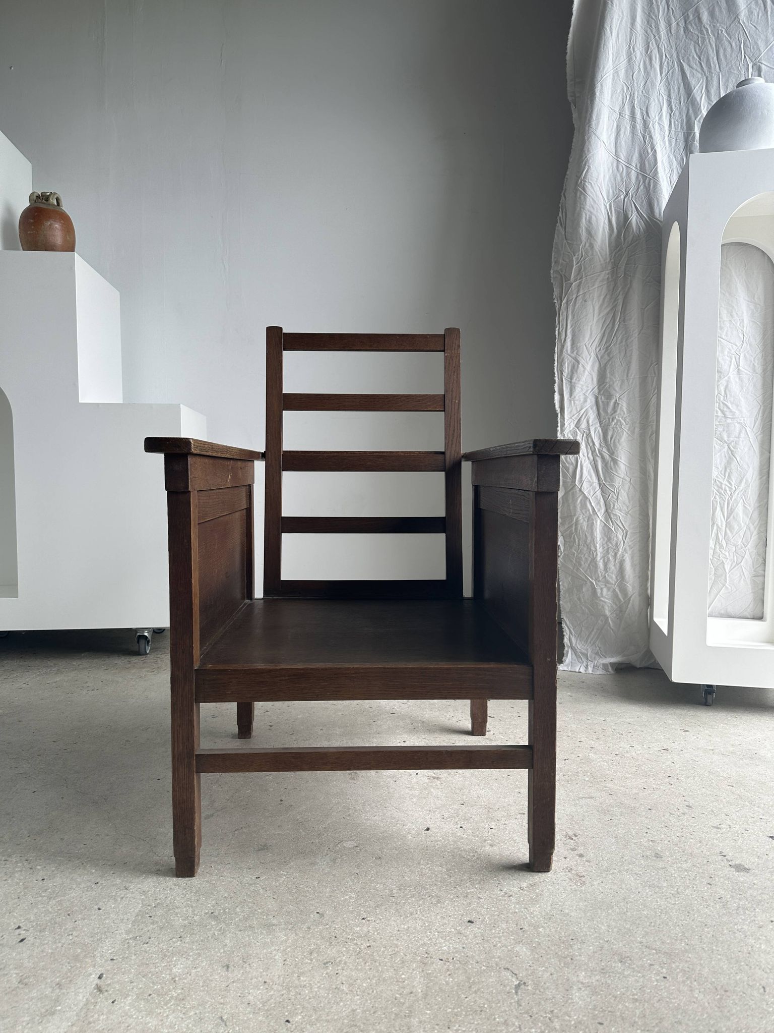Large fauteuil en bois à dossier inclinable réglable
