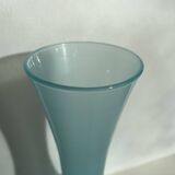 Vase en opaline bleu clair