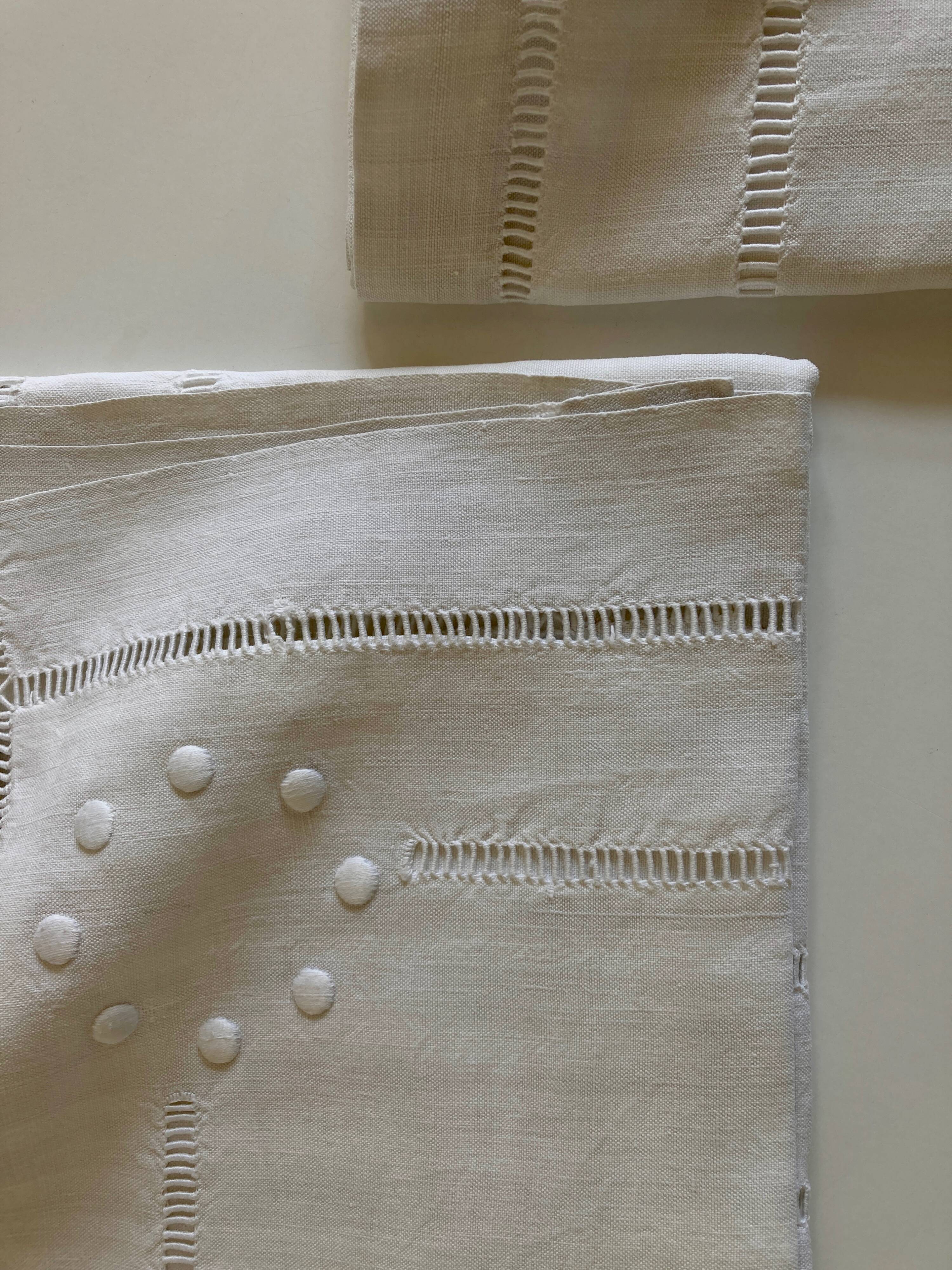 Paire de taies d'oreillers toile de lin brodée de pois et jours sans monogramme