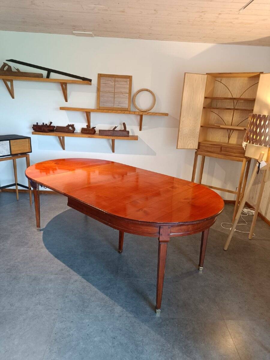 DINING TABLE IN EXOTIC WOOD IN PERFECT CONDITION