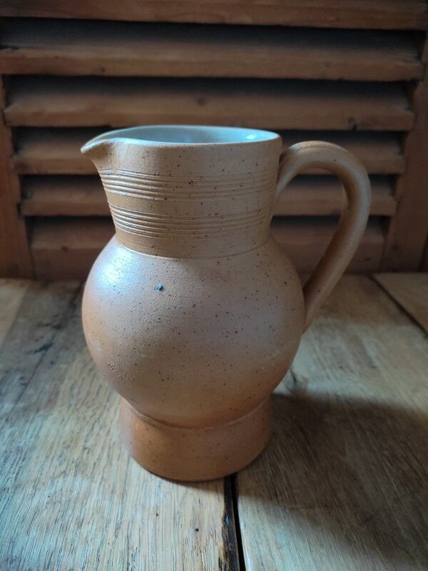 Pitcher carafe in sandstone of berry