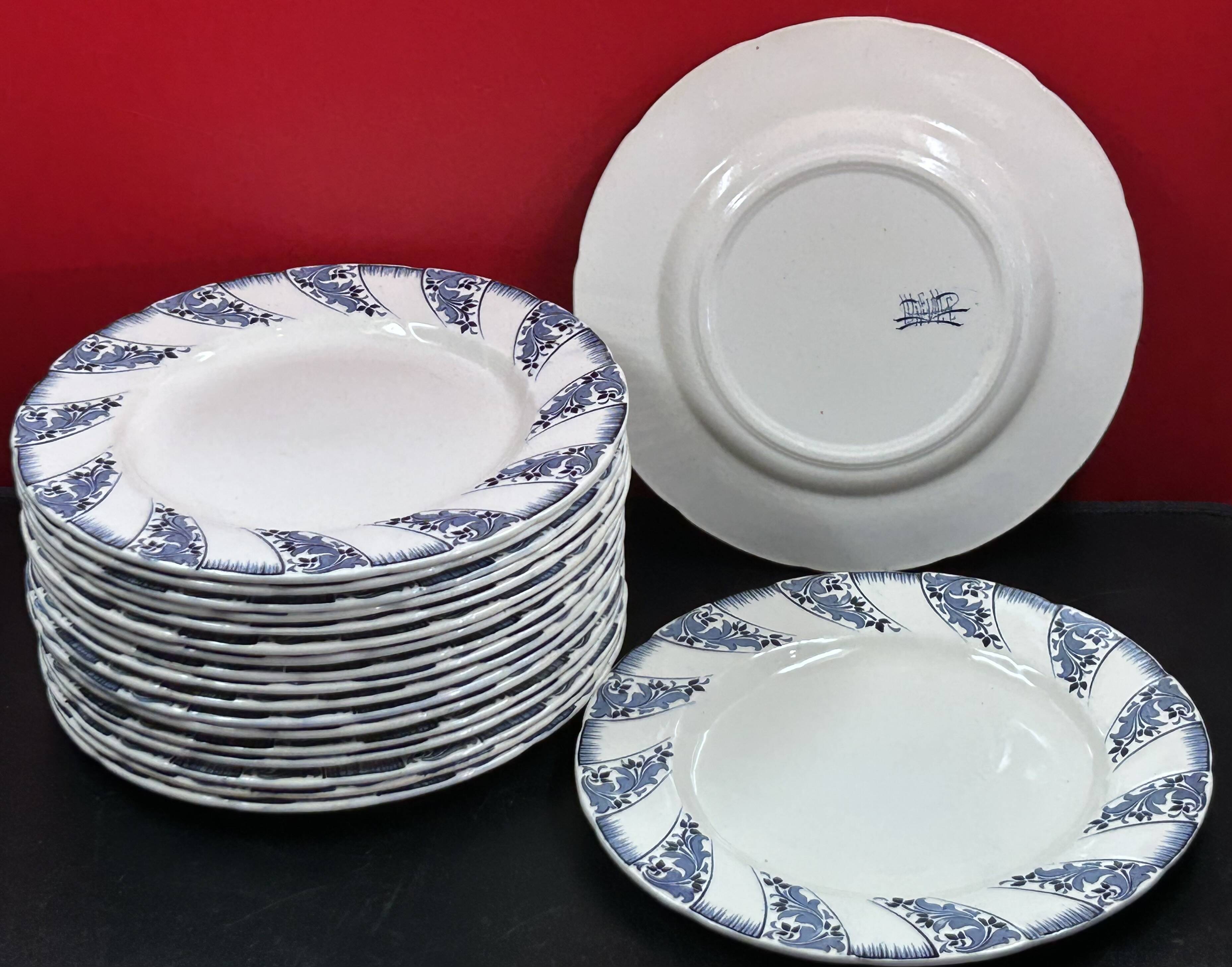 Set of 18 Lunéville earthenware dinner plates, 25.5 cm diameter