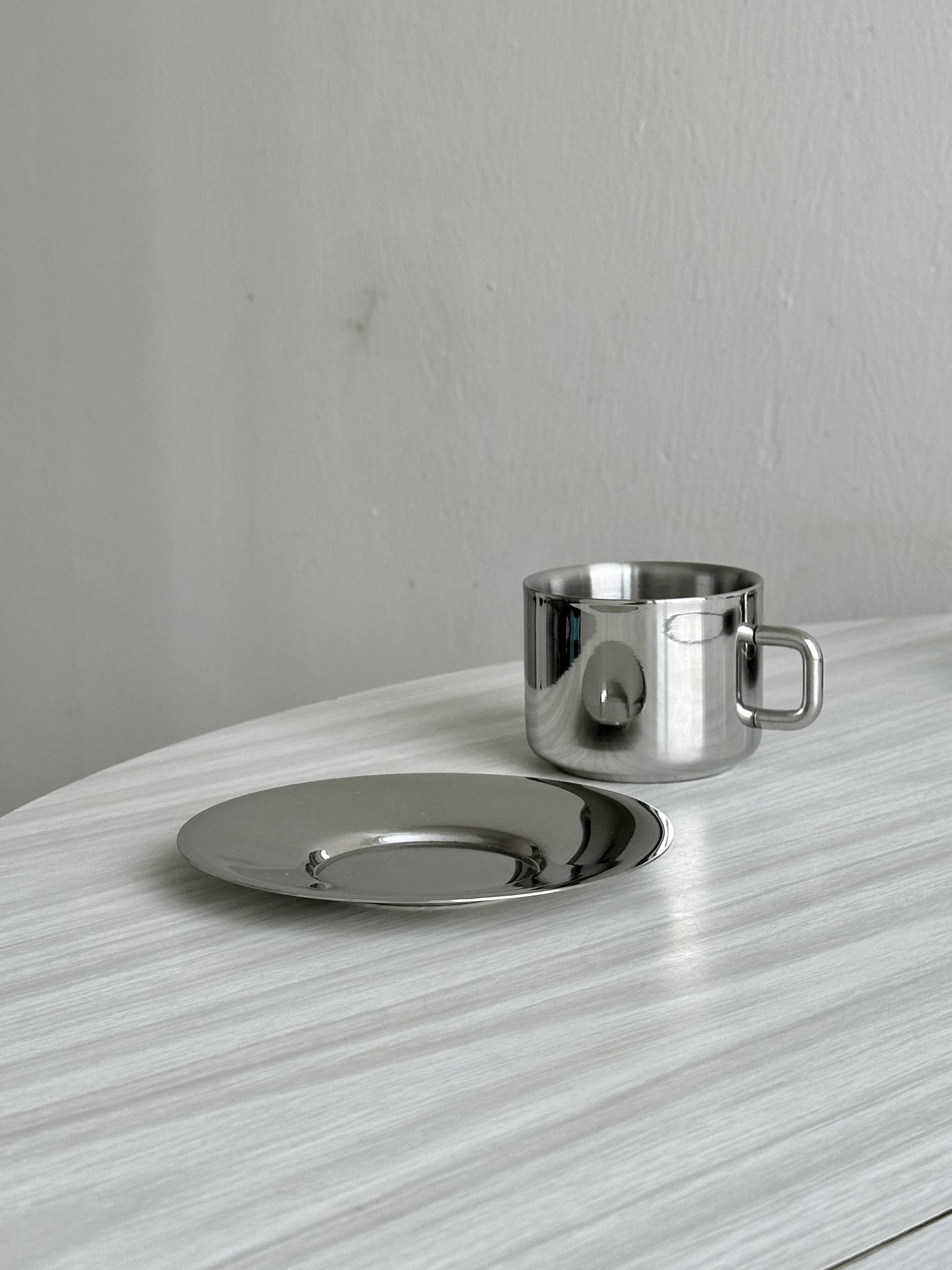 Lot de 4 tasses à café en inox avec sous-tasses