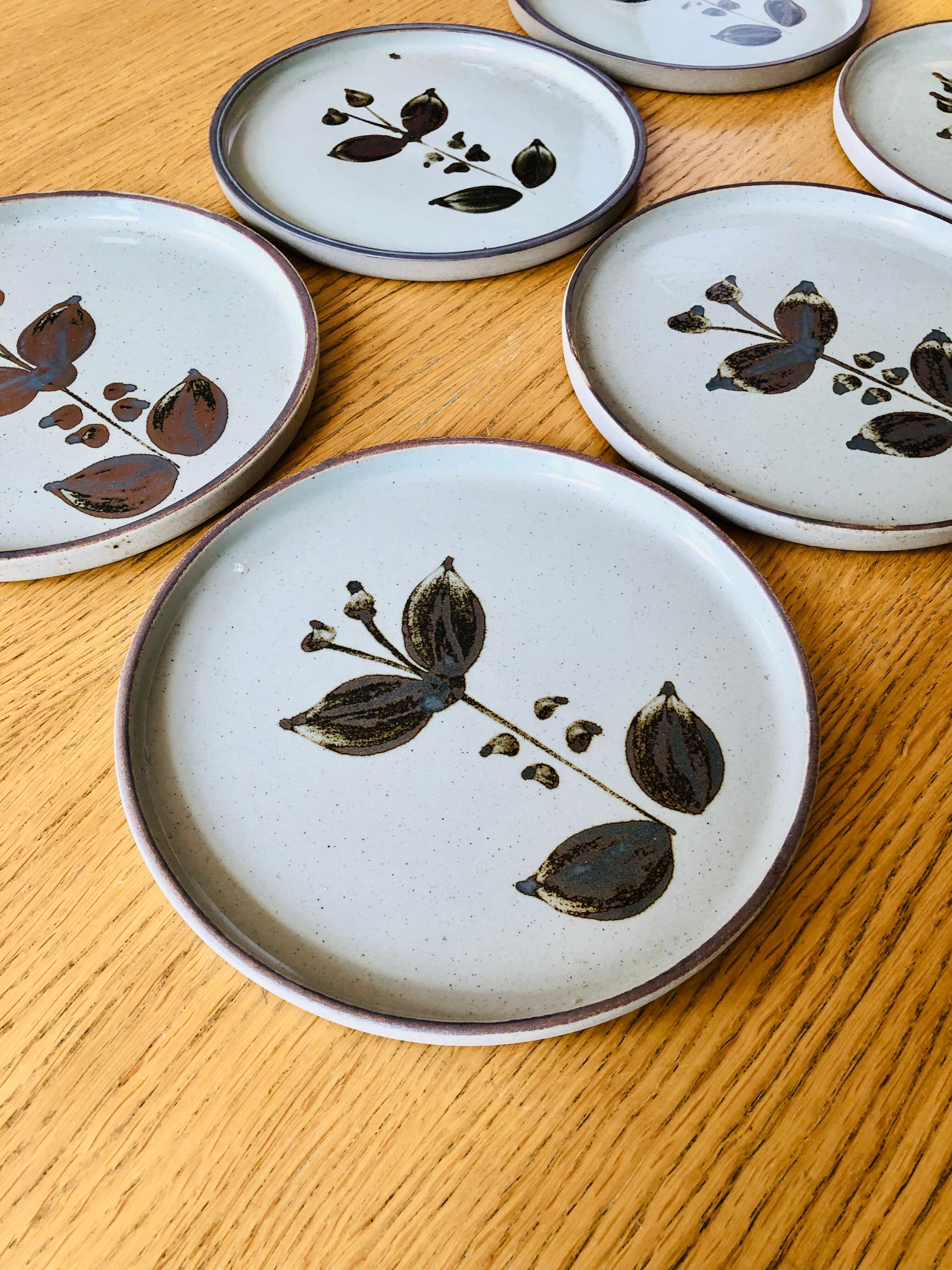 Dessert plates in sandstone from L'Arnon