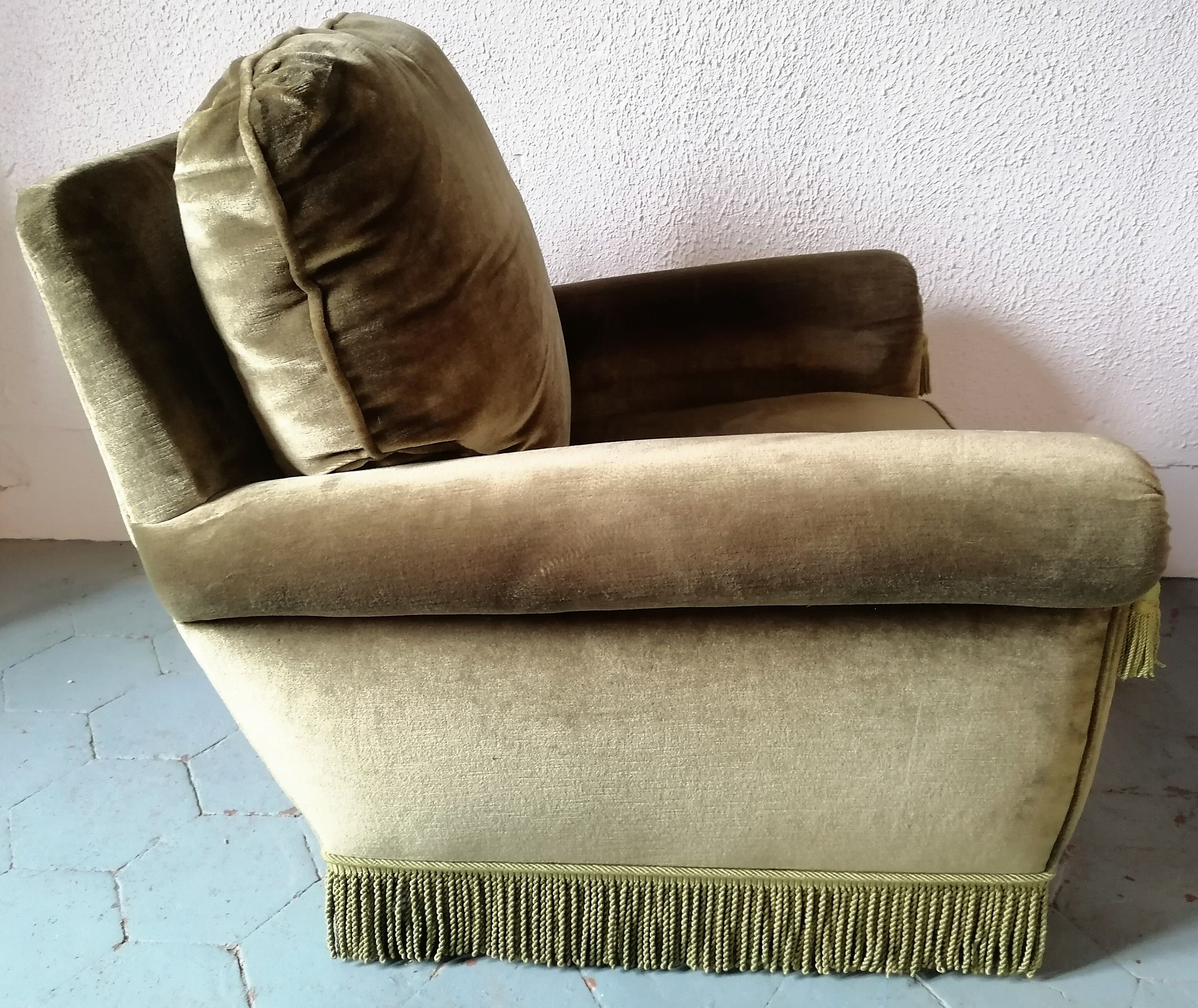 Paire de fauteuils en velours "Jean Roche "