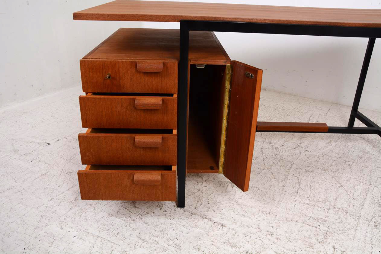 Bureau des années 50 en teck et métal.