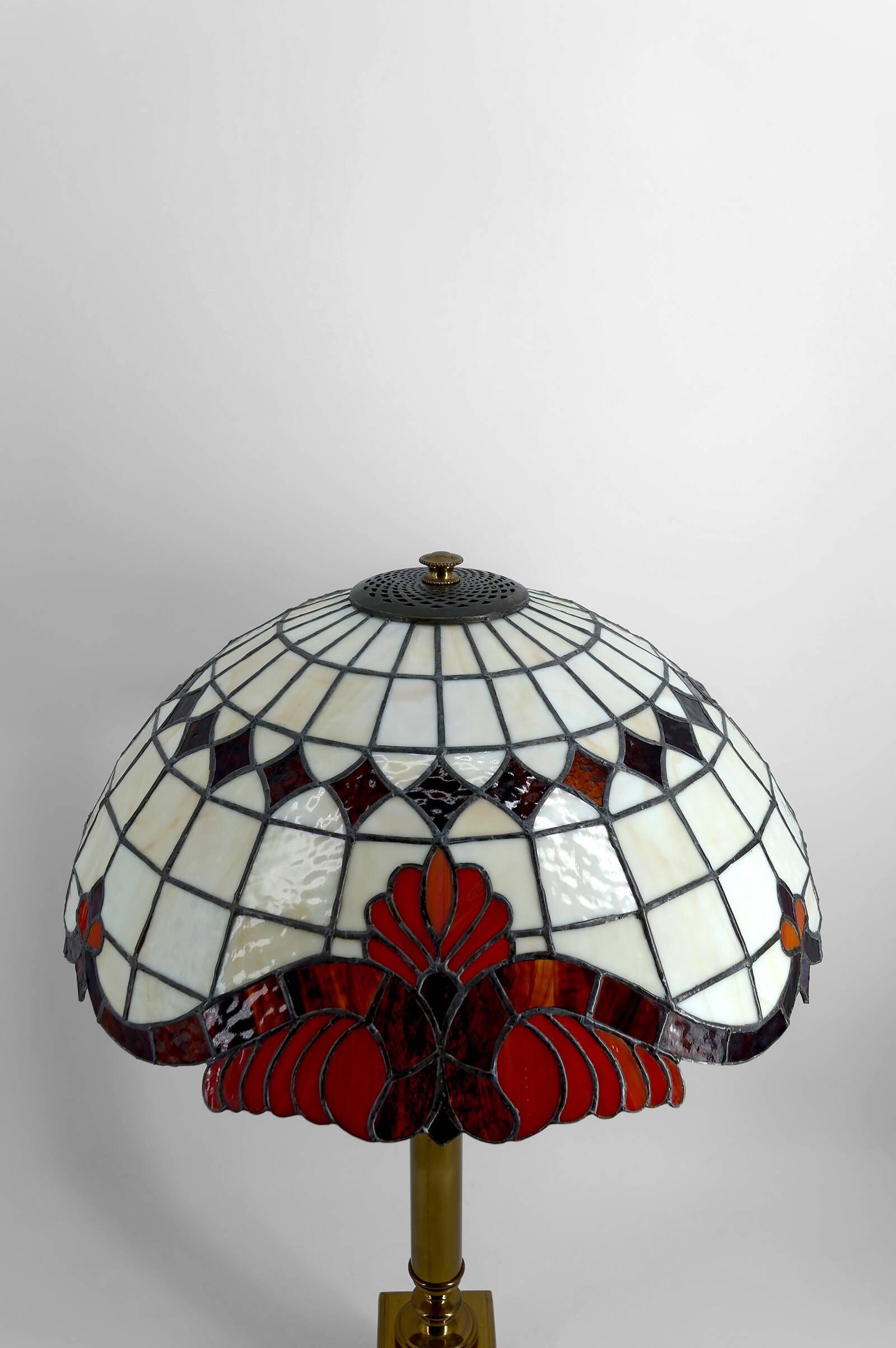 Important Tiffany-style lamp, bronze and stained glass – 20th century