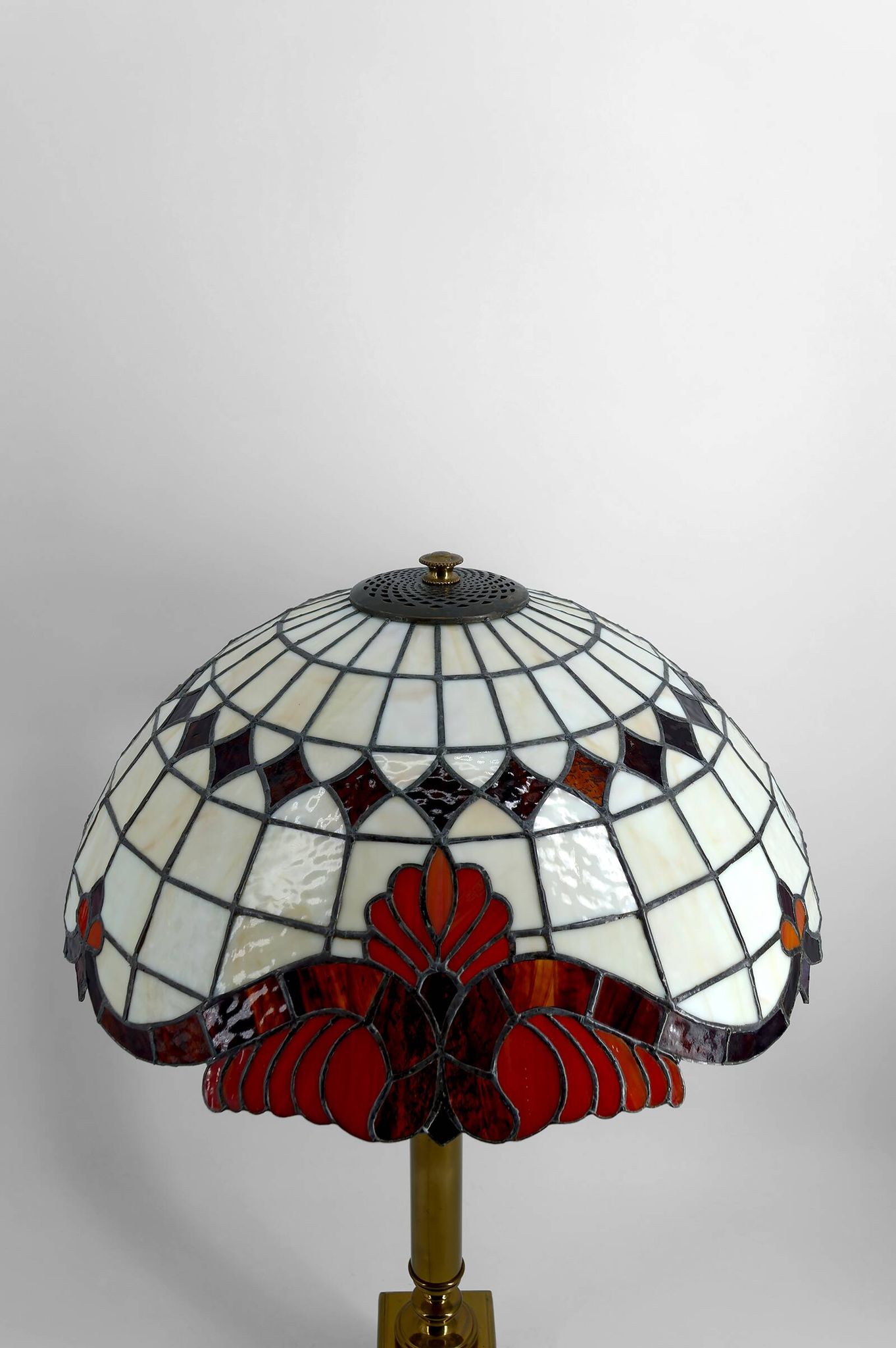 Important Tiffany-style lamp, bronze and stained glass – 20th century