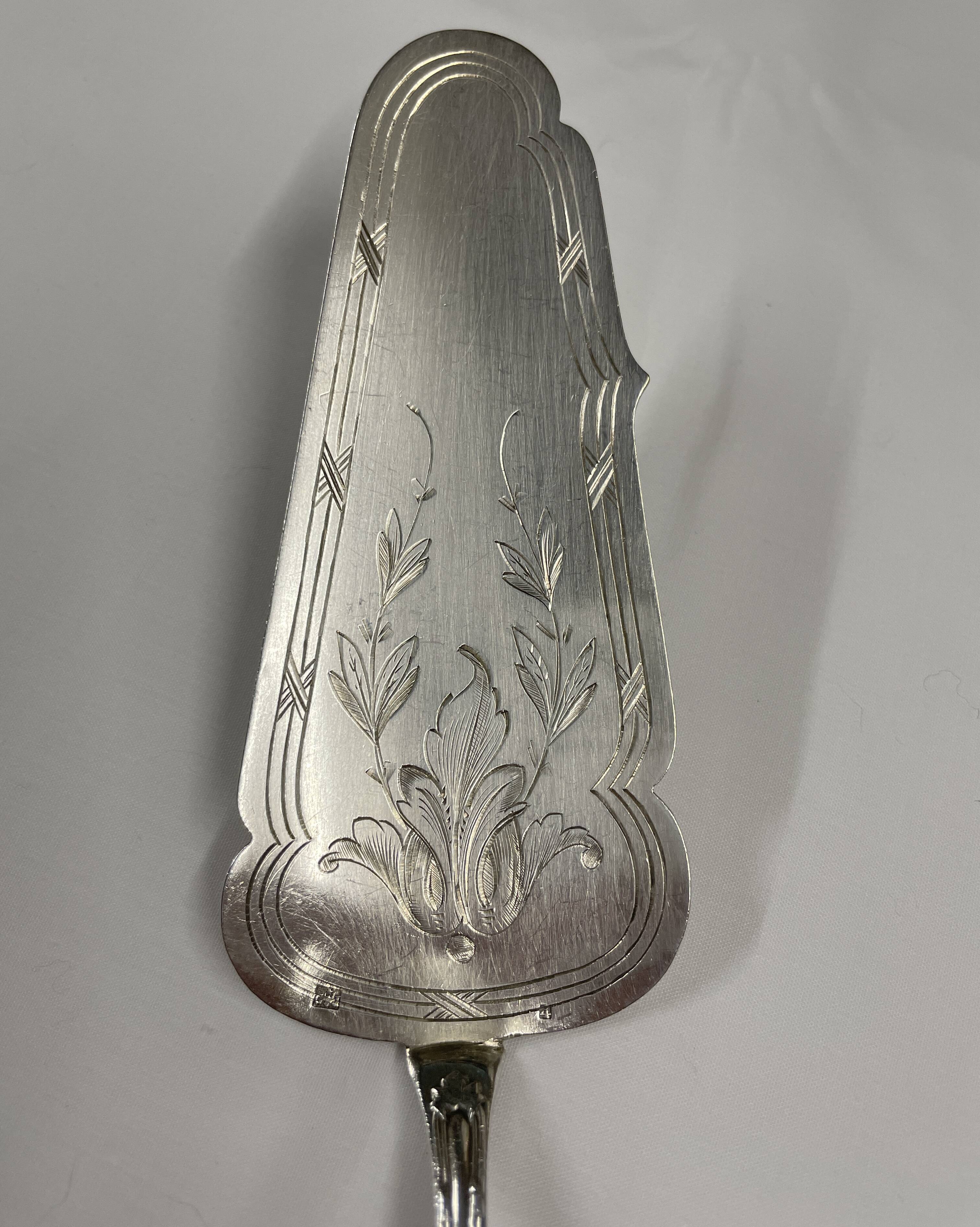 Silver metal pie/cake server