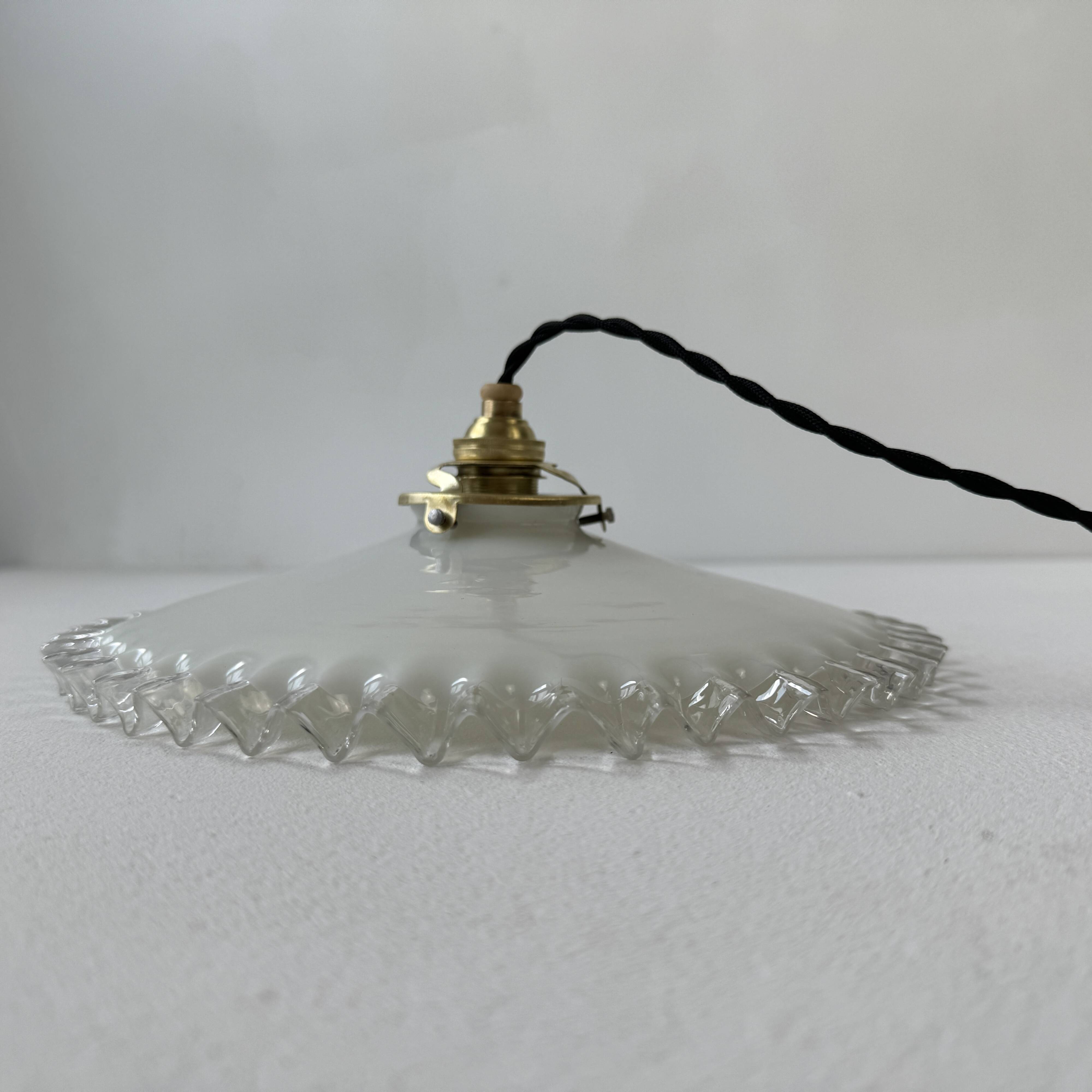 Vintage 26 cm opaline laced suspension