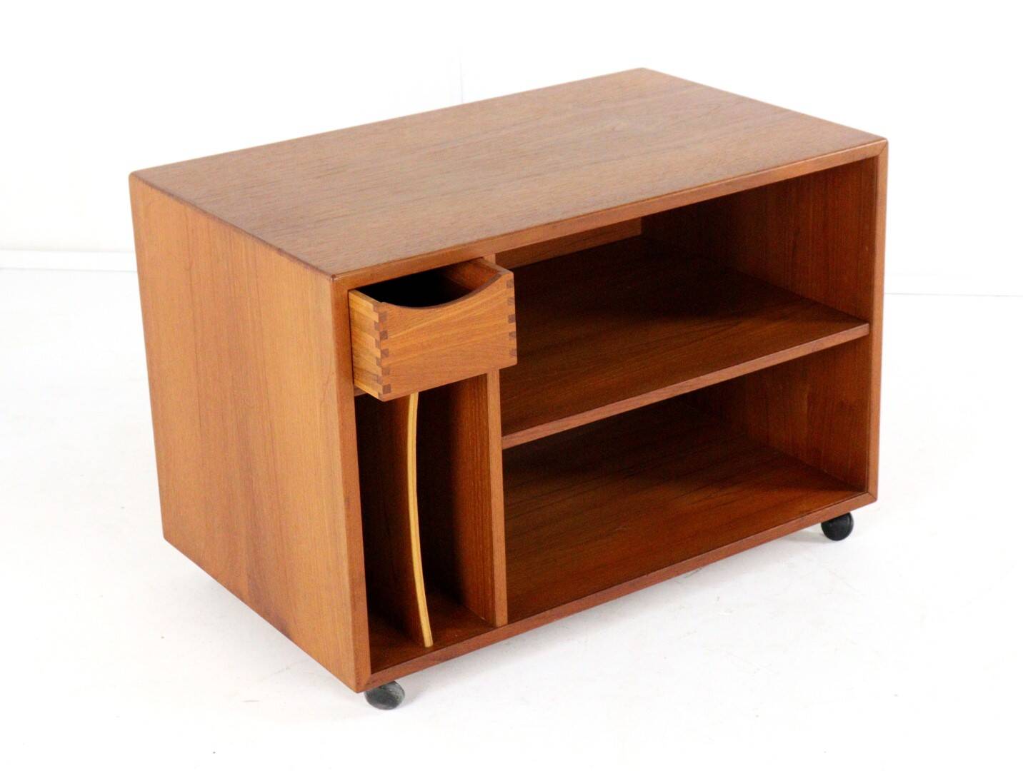 Vintage Dyrlund teak audio cabinet 'Glämmel'