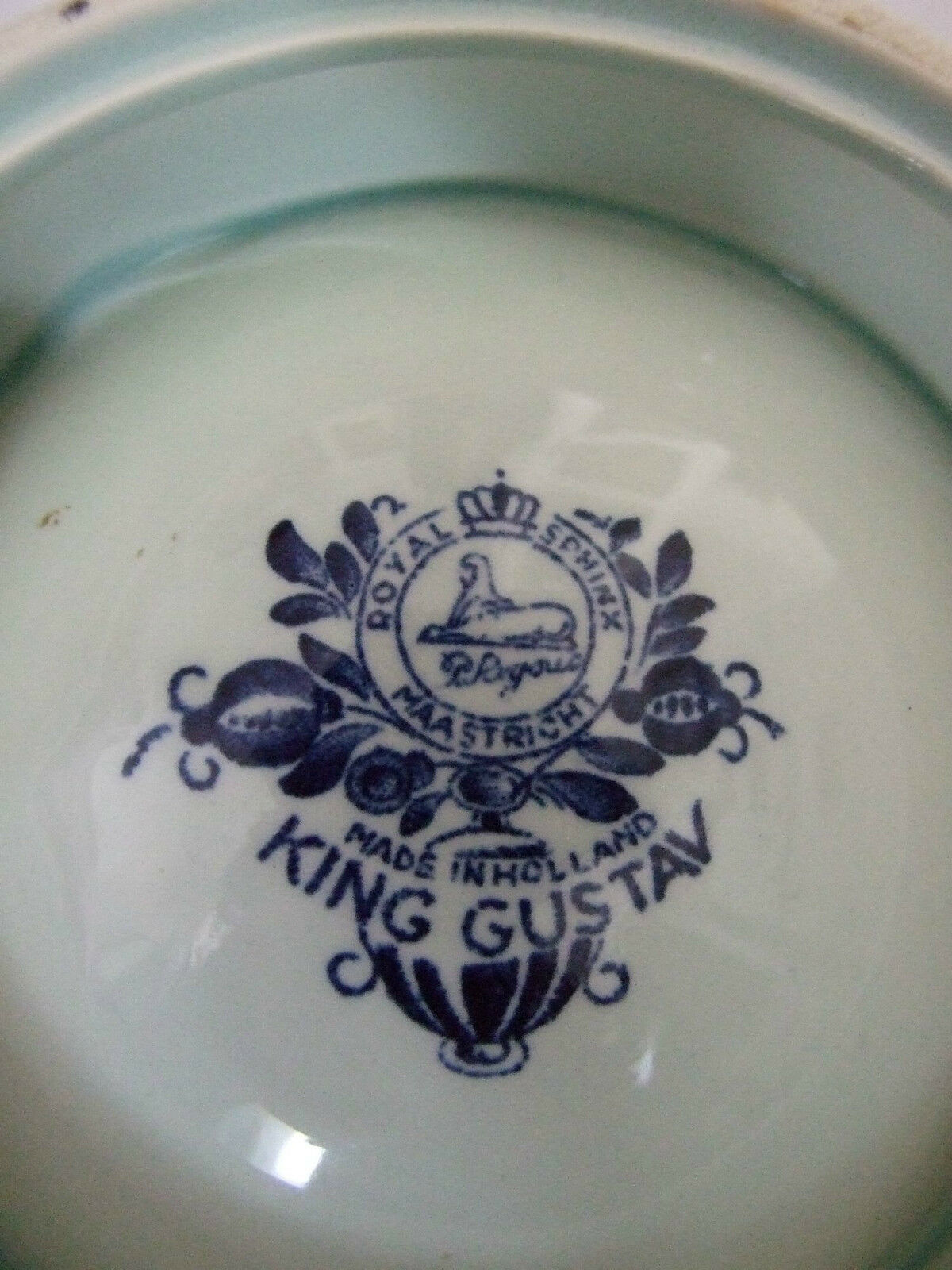 Delfts King Gustav Maastricht earthenware ashtray