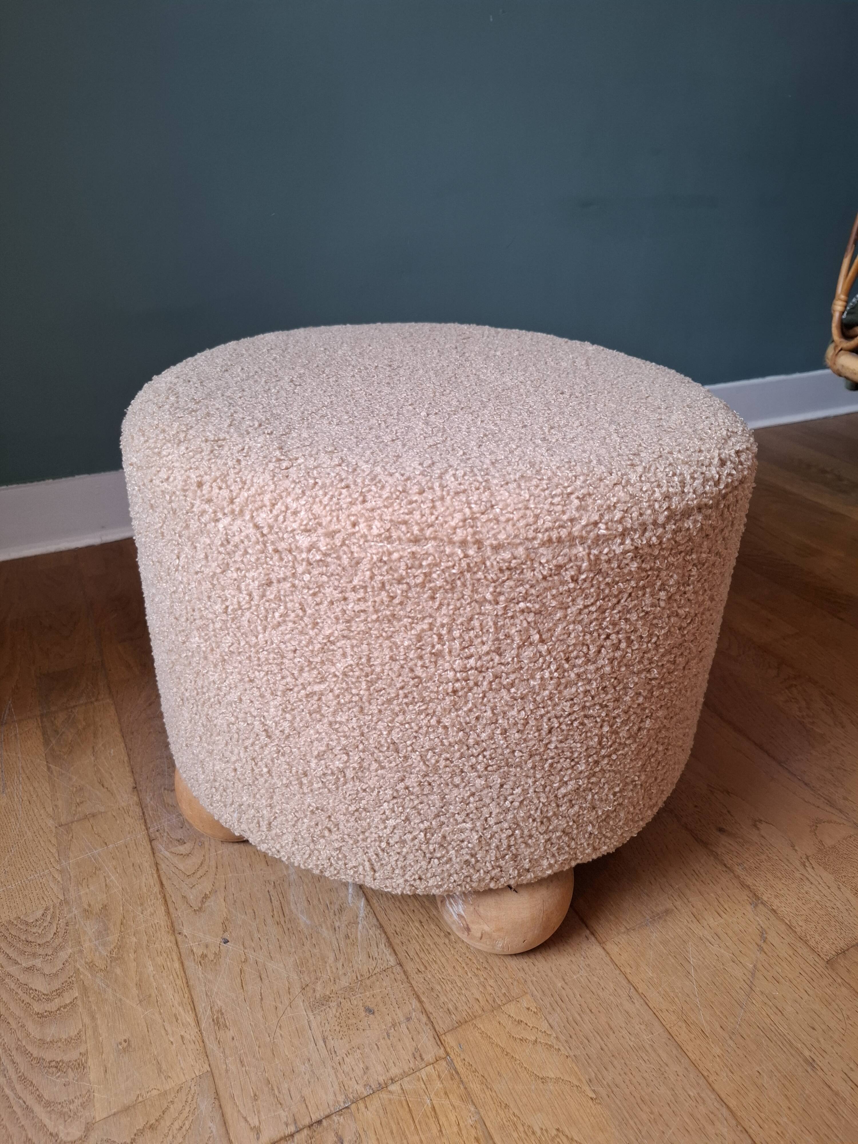 Pouffe foot balls