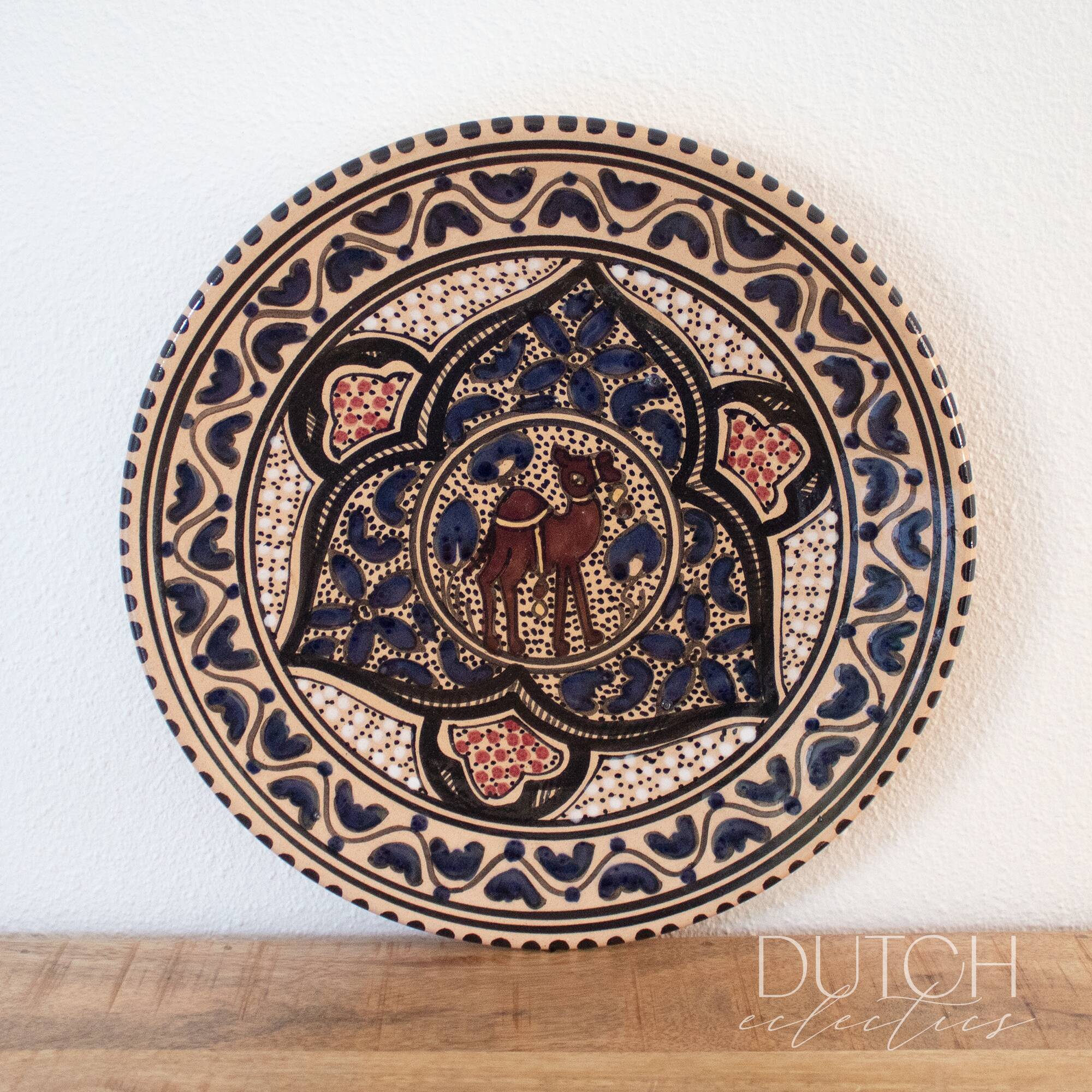 Assiette décorative tunisienne vintage peinte à la main avec chameau, grès orné
