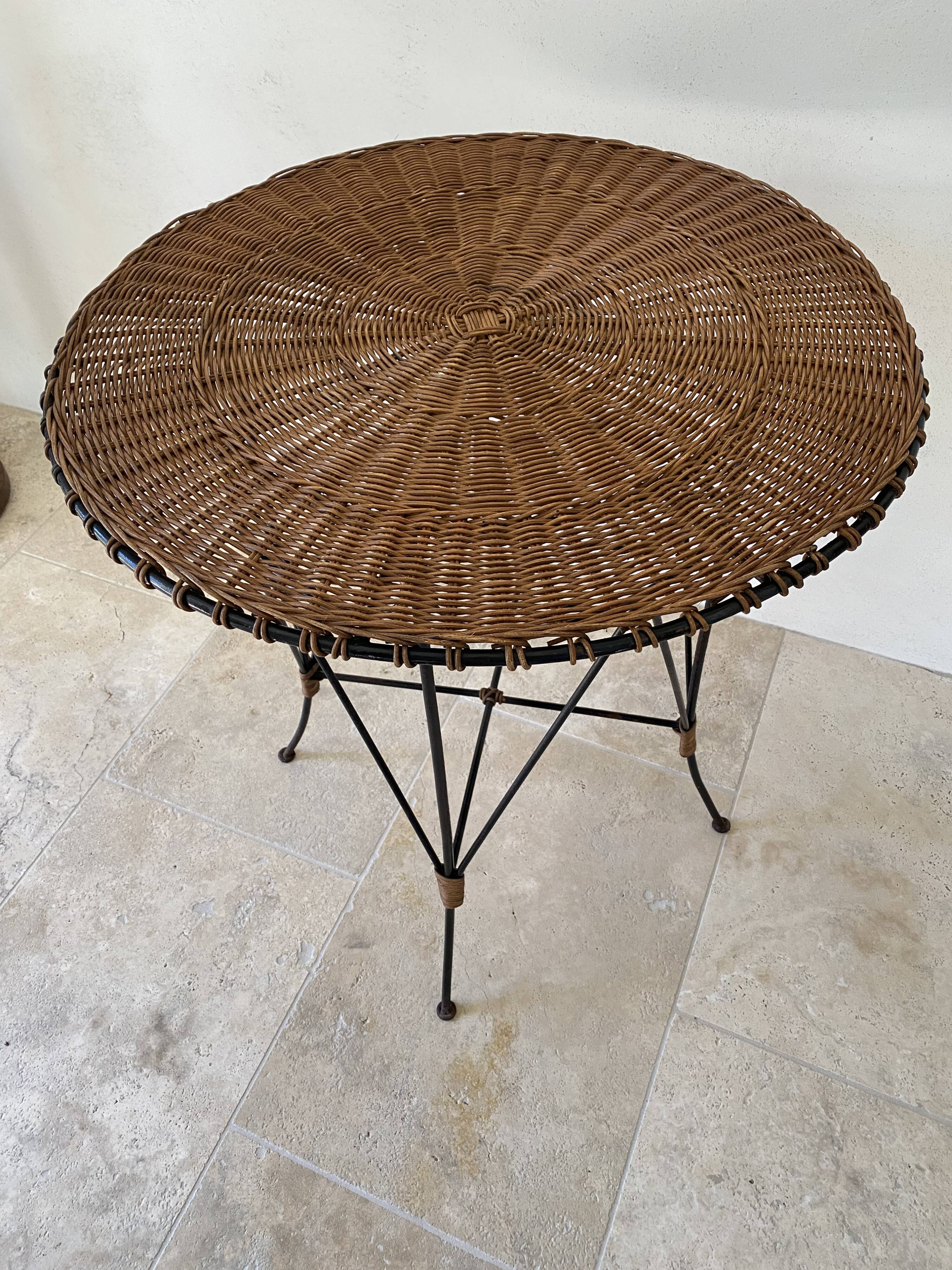 Vintage round table in woven rattan and black wrought iron – 1950s / 1960s