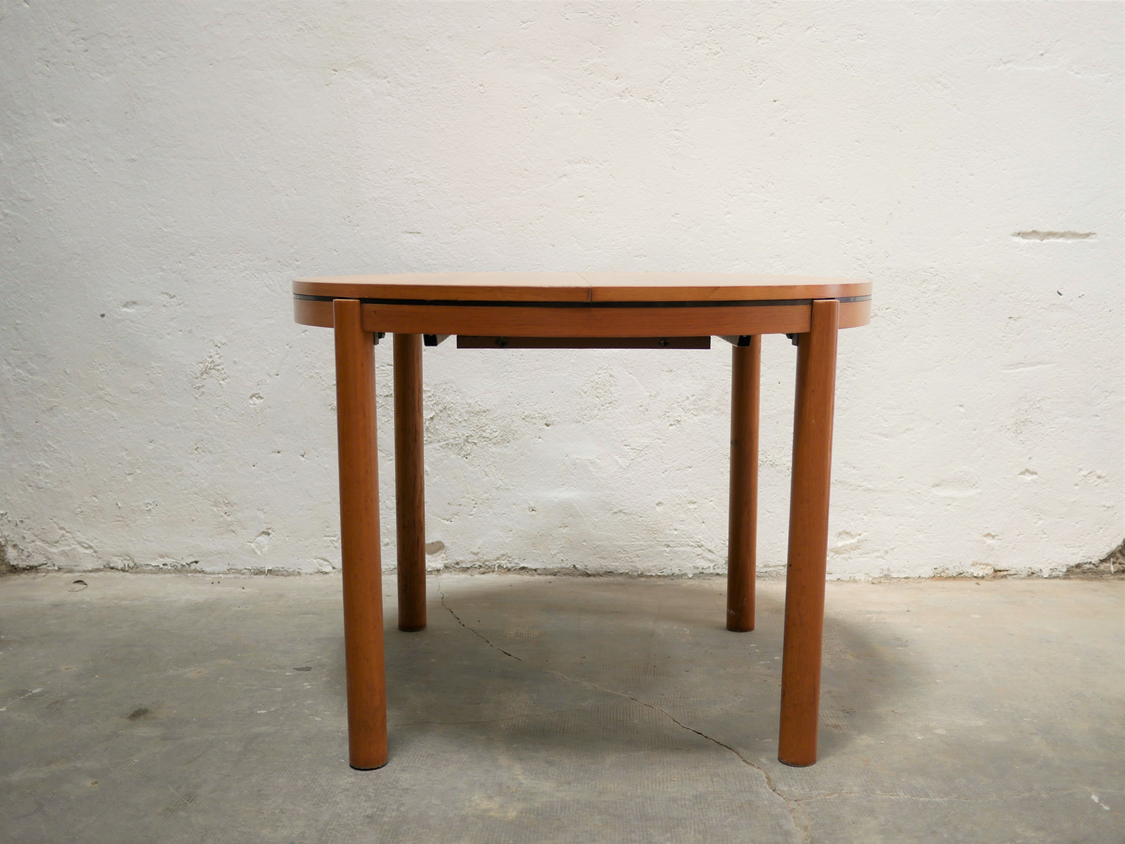 Vintage stretchy dining table