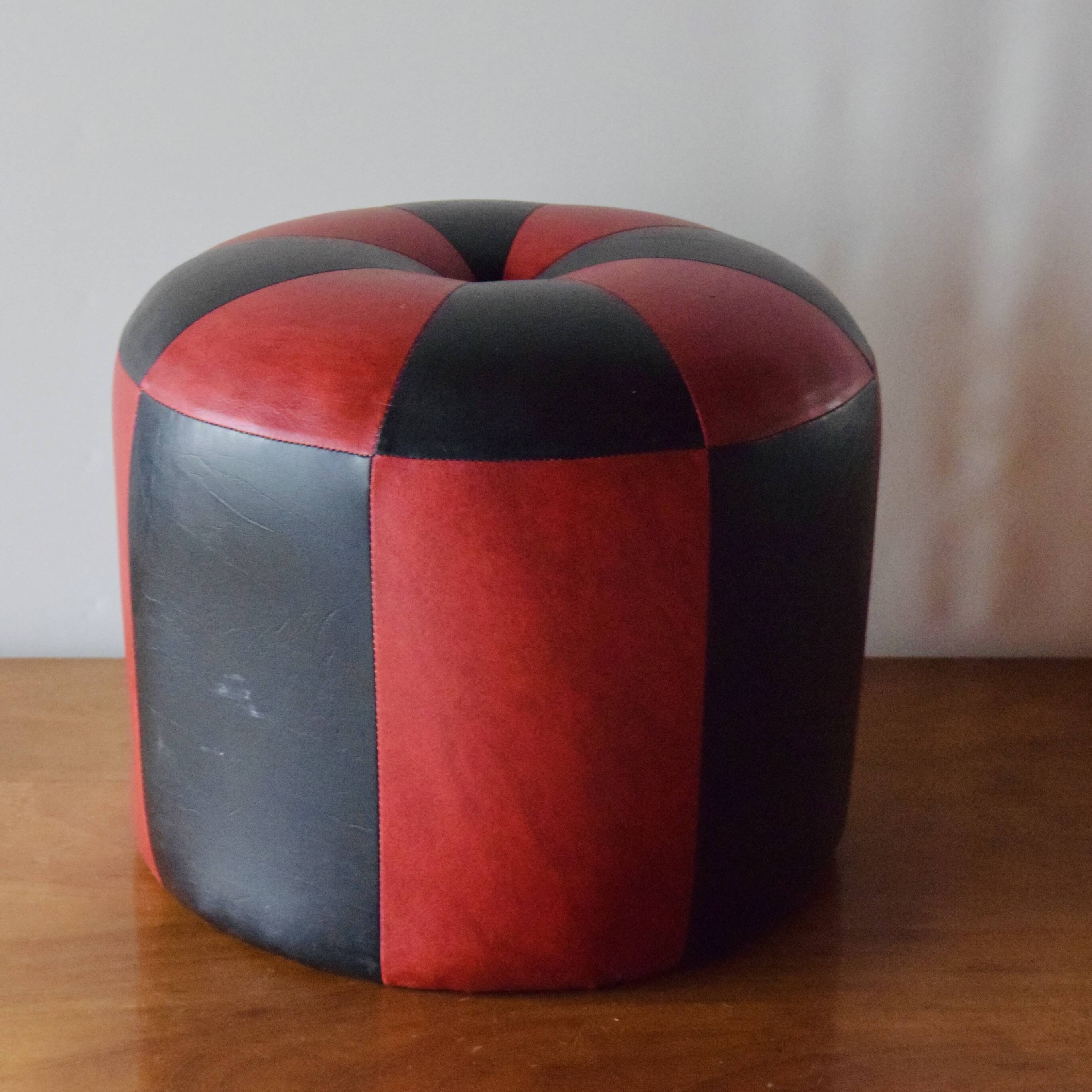 Vintage round pouf in red and black Skai