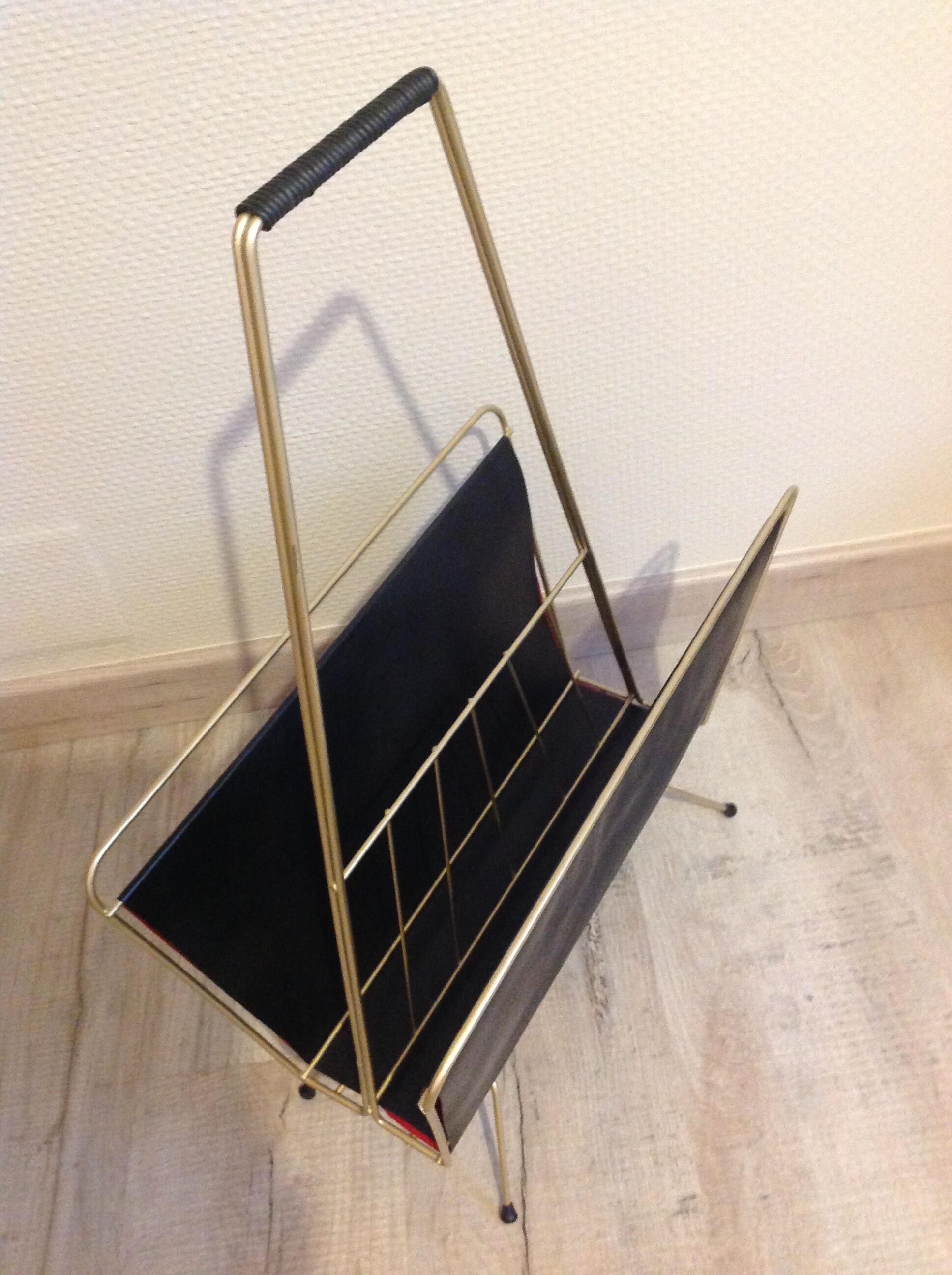 Magazine holder in gold metal and black / vintage dressing 60s-70s