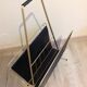 Porte-revue en métal doré et habillage noir / vintage années 60-70