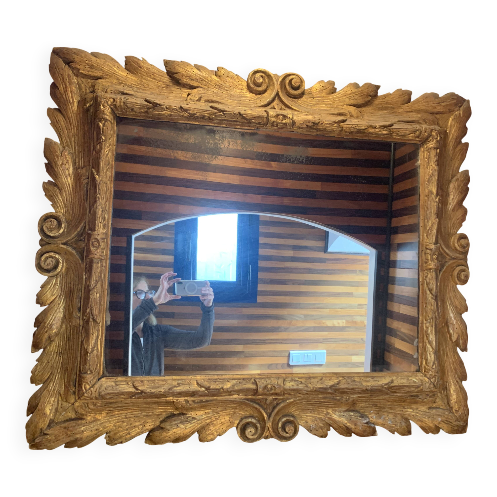 Exceptional antique mirror in carved and gilded wood – 18th century work