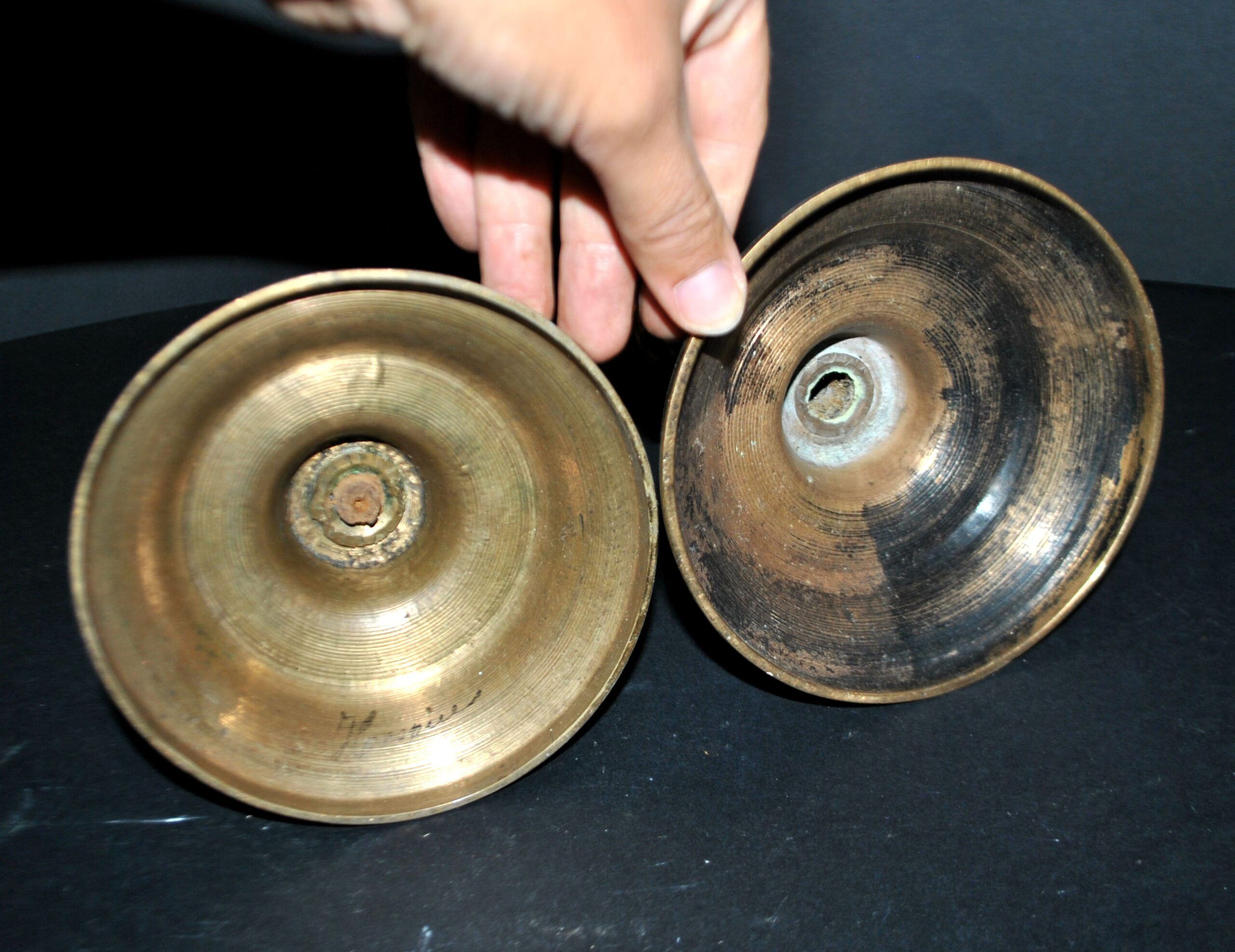Set of 2 antique hand-chiselled gilded bronze candlesticks – Pair of 18th-century candle holders.