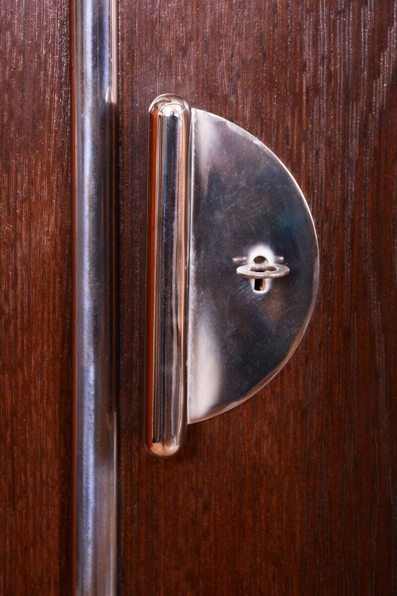 Garde-robe Bauhaus en chrome, acier et chêne de Vichr a Spol, République tchèque, années 1930.