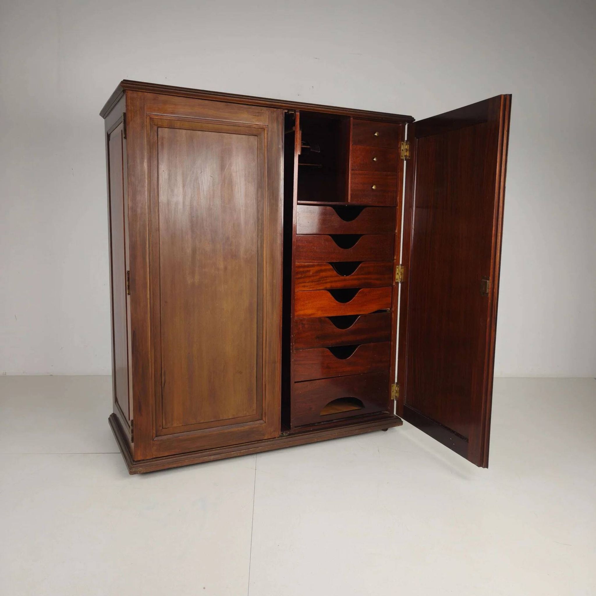 Early 20th century Innovation Ingenuities Ltd. gentleman’s wardrobe
