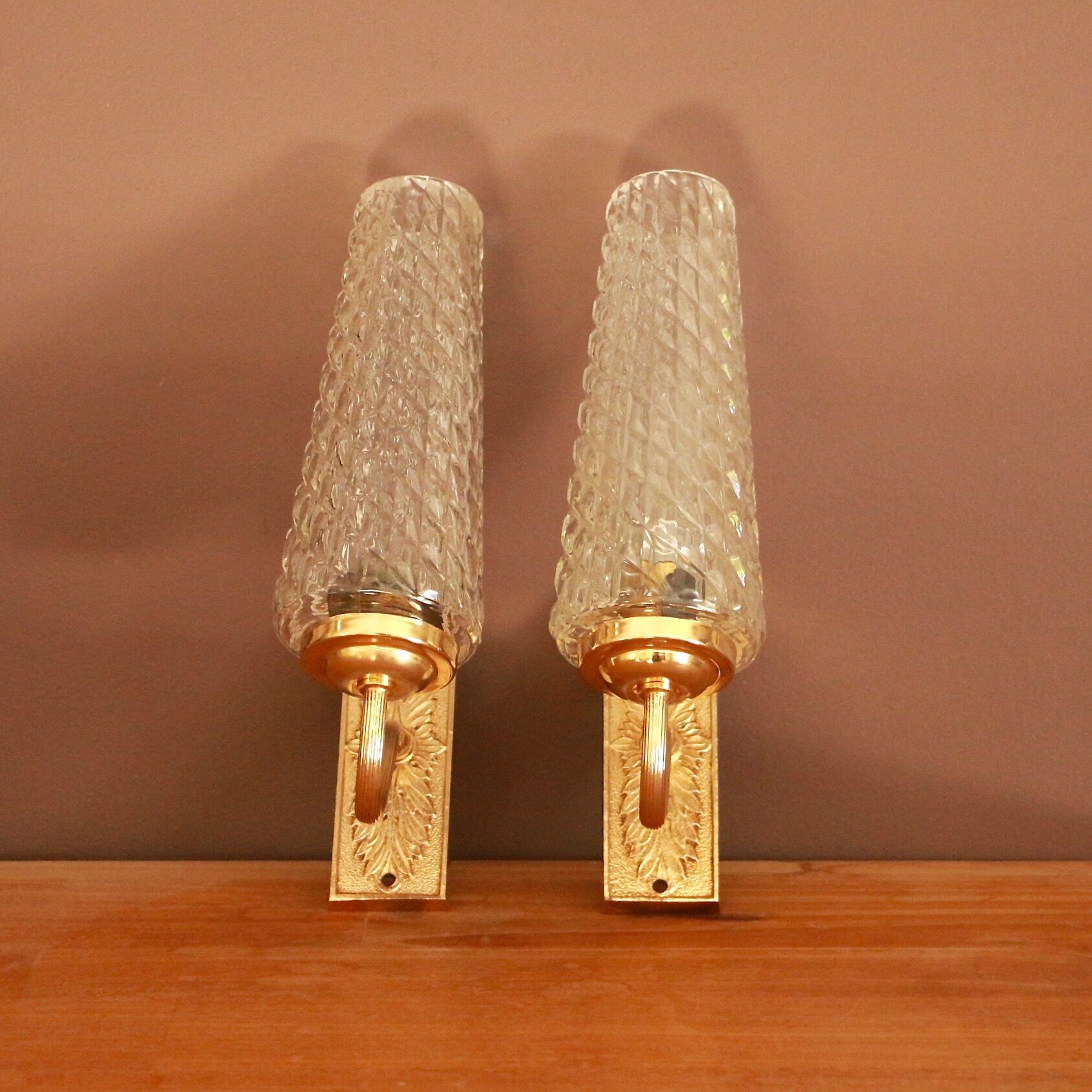 Pair of sconces in gold metal and tulip globe