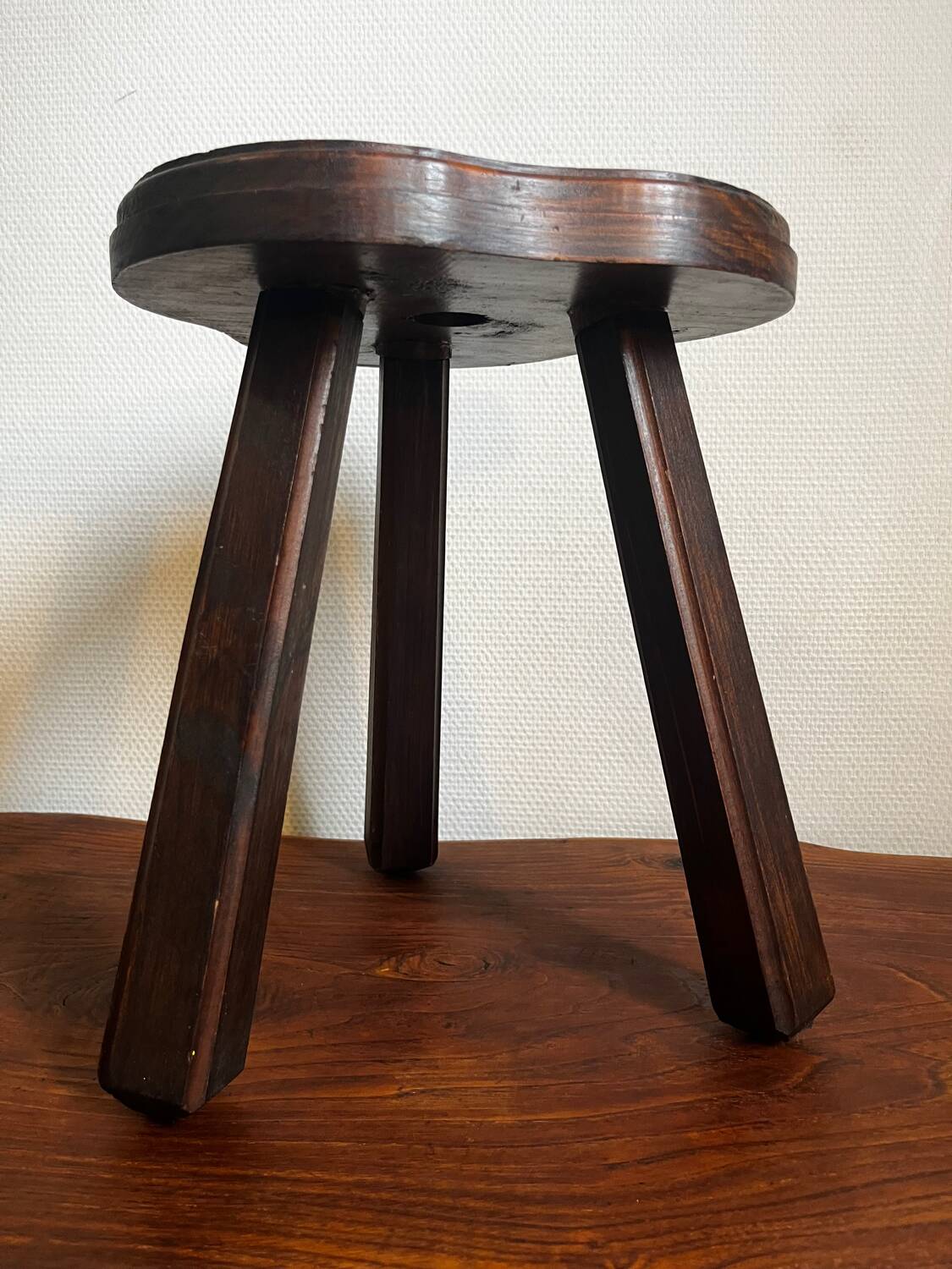 Tabouret tripode en bois sculpté