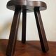 Tabouret tripode en bois sculpté
