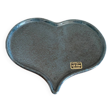 Heart-shaped empty pocket