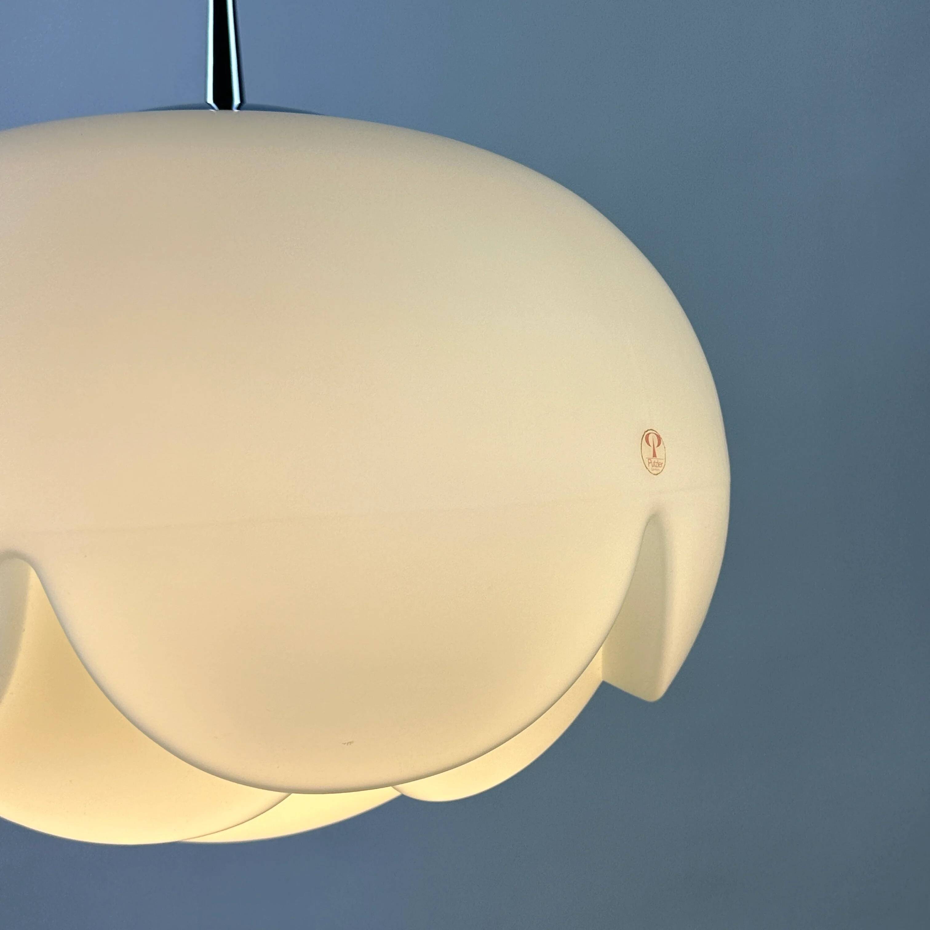 Suspension XL en verre dépoli en forme d'artichaut par Peill et Putzler, 1960