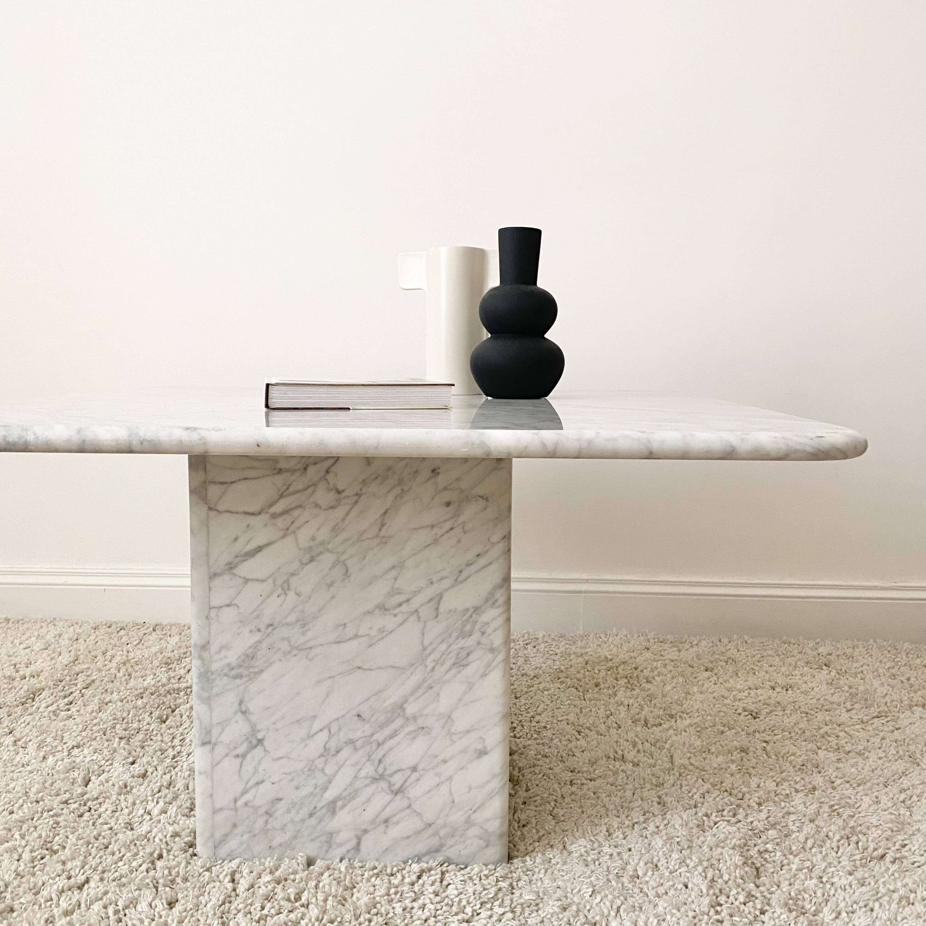 Carrara marble coffee table (Italy)